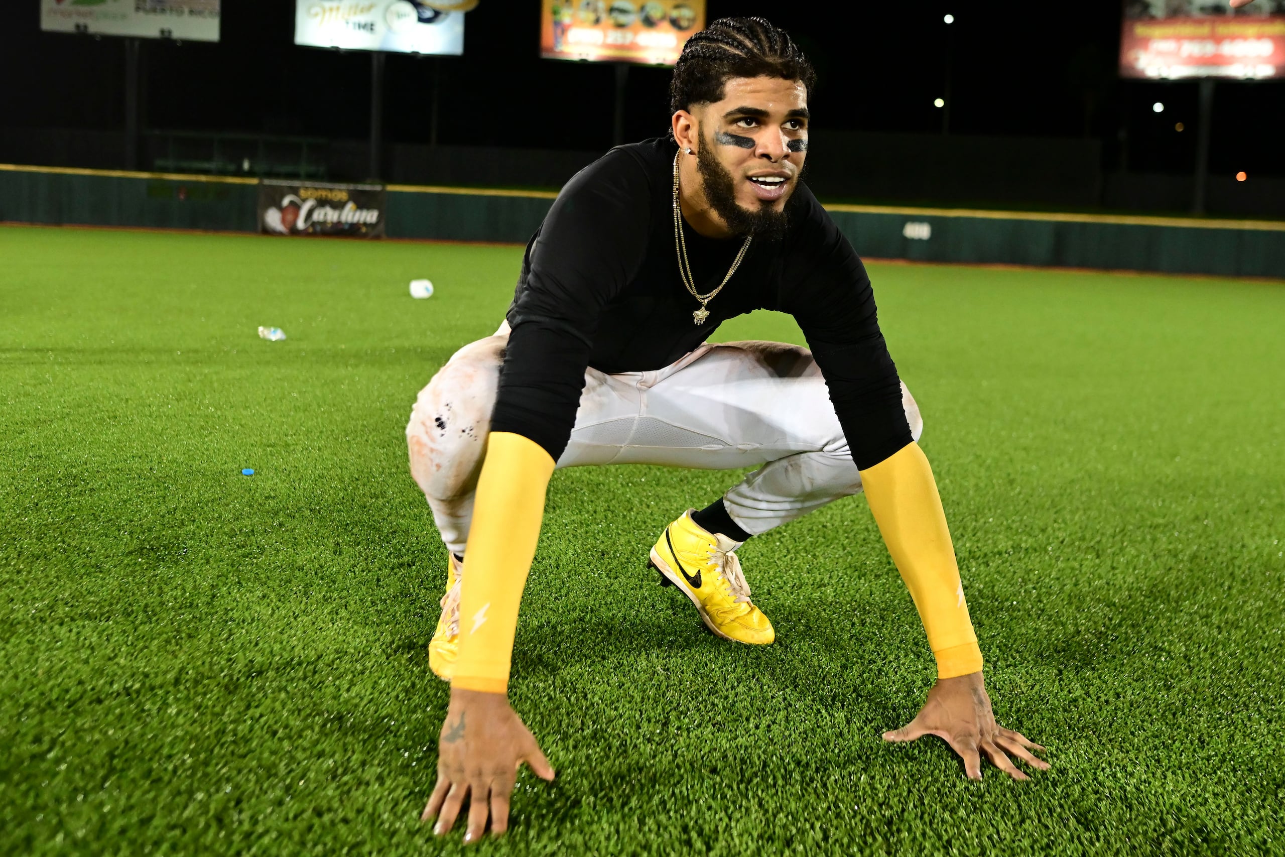 Delvin Pérez en el terreno de juego del Estadio Roberto Clemente Walker, tras los Gigantes de Carolina ponchar su boleto a la serie final.