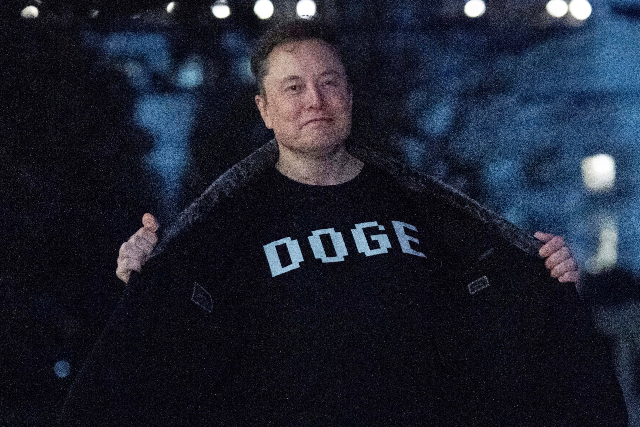 Elon Musk muestra su camiseta que dice "DOGE" a los medios mientras camina por el jardín sur de la Casa Blanca, en Washington, el 9 de marzo de 2025.