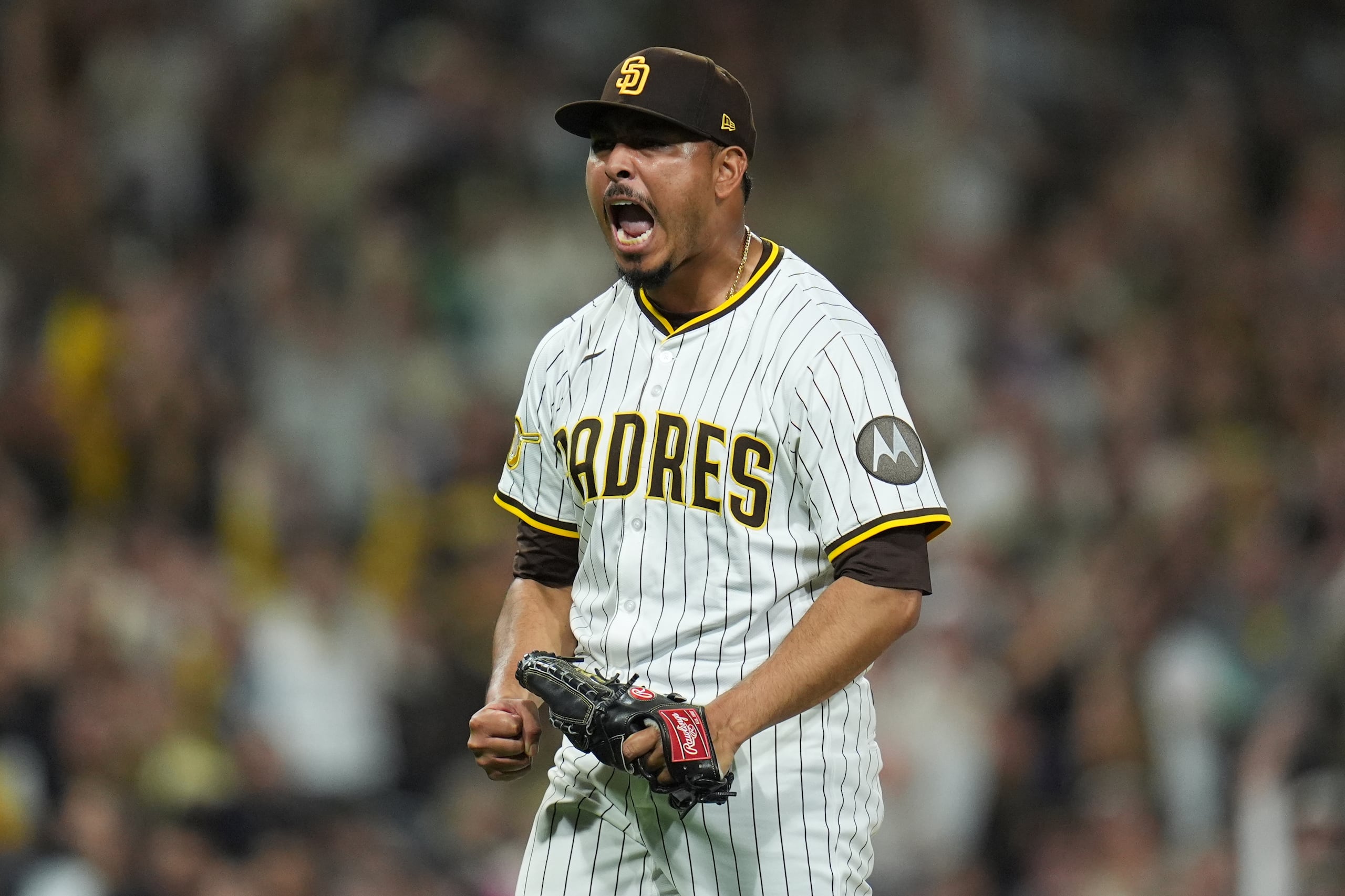 Jeremiah Estrada, relevista de los Padres de San Diego, celebra después de conseguir el tercer out durante la octava entrada del juego de béisbol de Grandes Ligas contra los Cerveceros de Milwaukee, el lunes 22 de septiembre de 2025, en San Diego. (AP Foto/Gregory Bull)