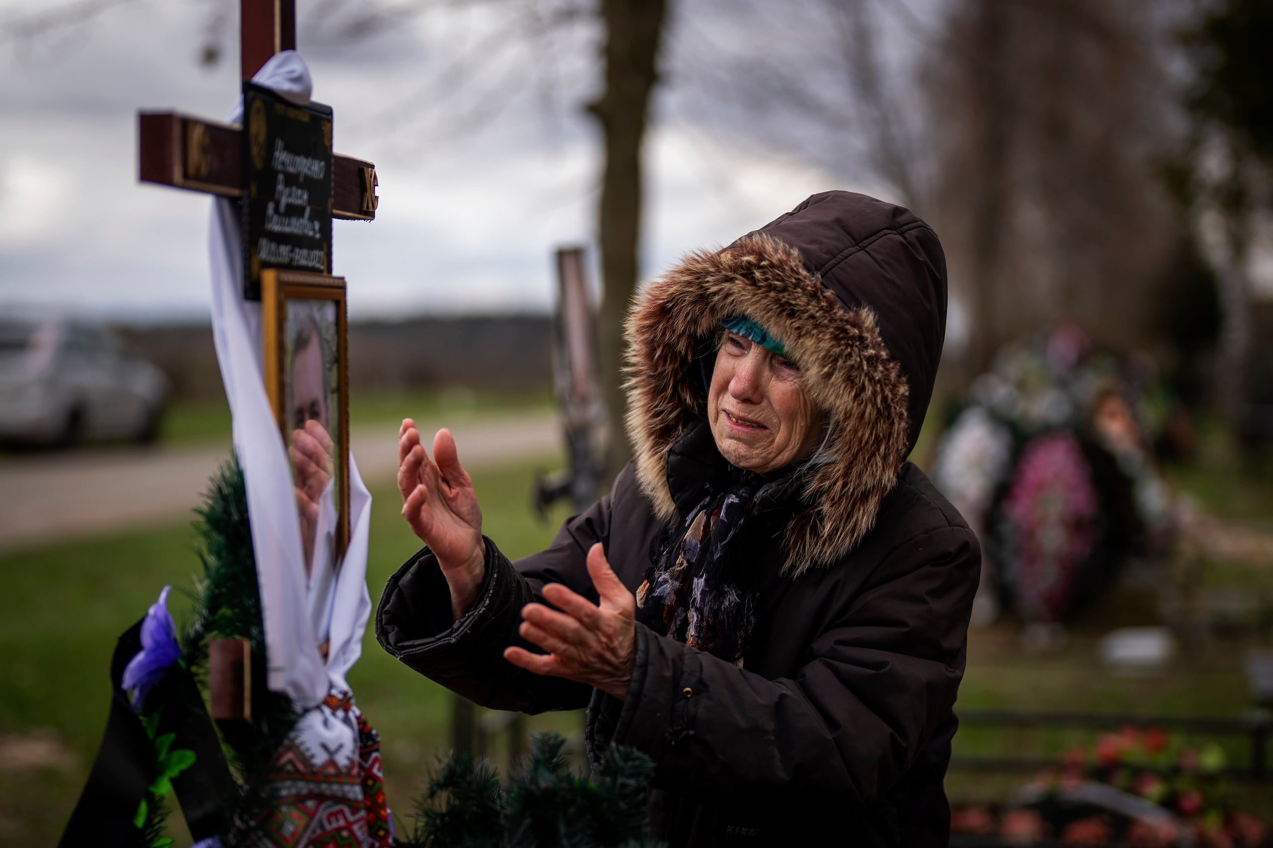 Valentyna Nechyporenko, de 77 años, llora en la tumba de su hijo Ruslan, de 47, durante su funeral en el cementerio de Bucha, en las afueras de Kiev, el lunes 18 de abril de 2022. Ruslan fue asesinado por el ejército ruso el 17 de marzo mientras entregaba ayuda humanitaria a sus vecinos en las calles de Bucha.