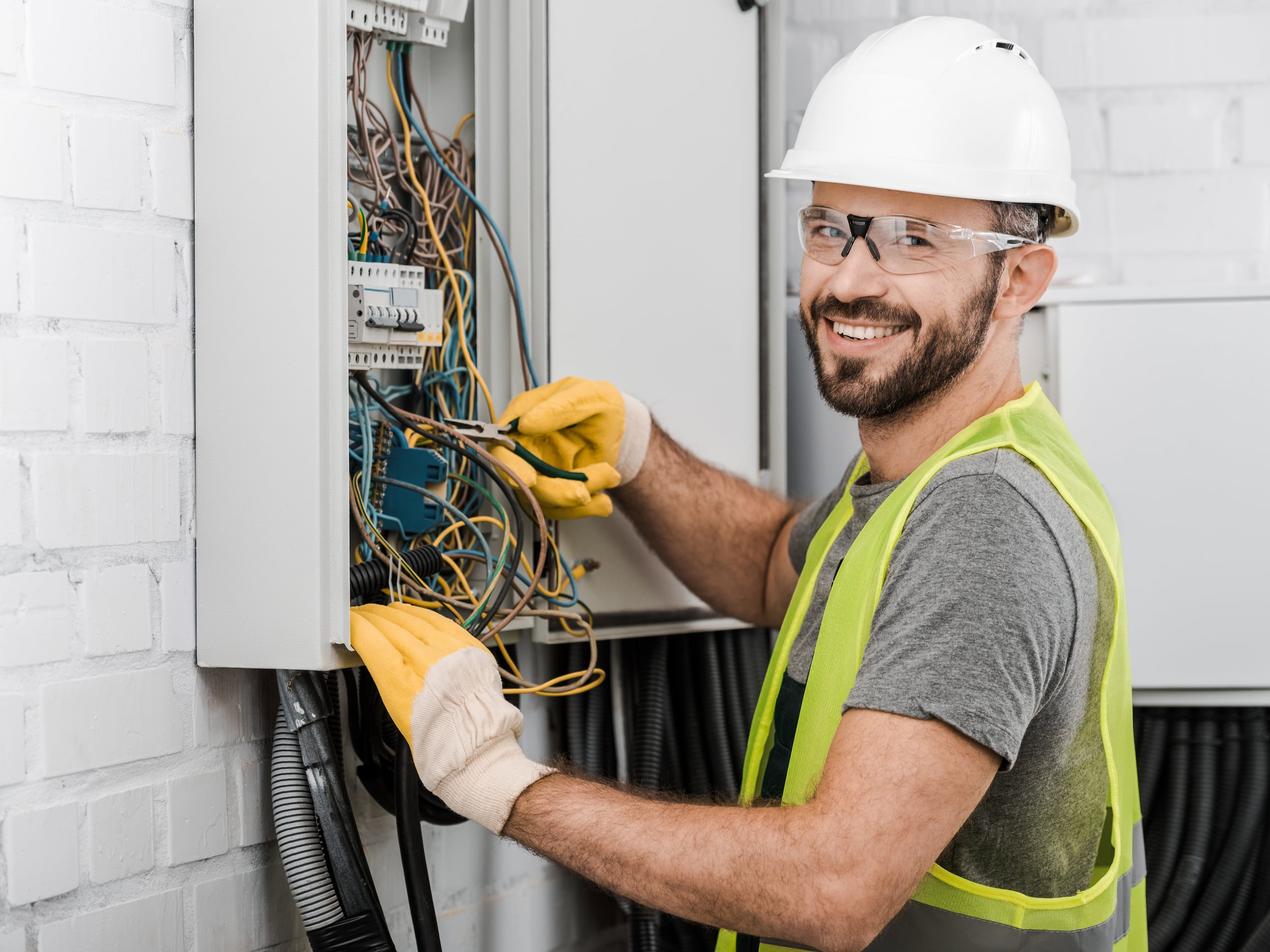 Entre las posiciones más solicitadas, primordialmente están los peritos electricistas e ingenieros electricistas.