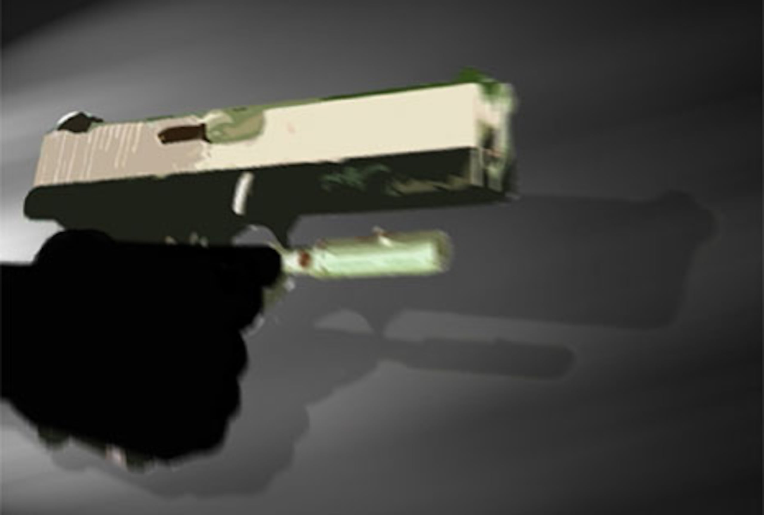 En el informe policiaco se indica que a eso de las 9:17 p.m. dos hombres armados entraron al negocio, anunciaron el asalto y agredieron el dueño del local y a su hijo. (Archivo)