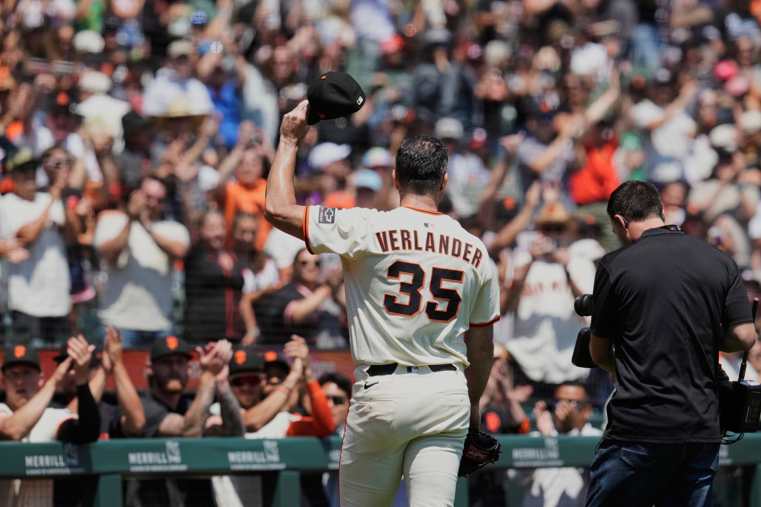 El lanzador de los Giants de San Francisco, Justin Verlander (35), hace un gesto a la multitud después de conseguir su ponche número 3,500 de su carrera en la primera entrada de un juego de béisbol contra los Nacionales de Washington, el domingo 10 de agosto de 2025, en San Francisco.