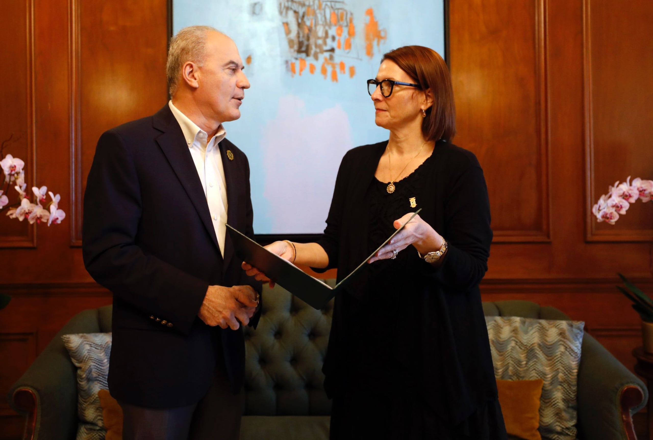 La designada secretaria de Estado, Verónica Ferraiuol Hornedo, se reúne con el presidente de la Comisión de Gobierno de la Cámara de Representantes, Víctor Parés.