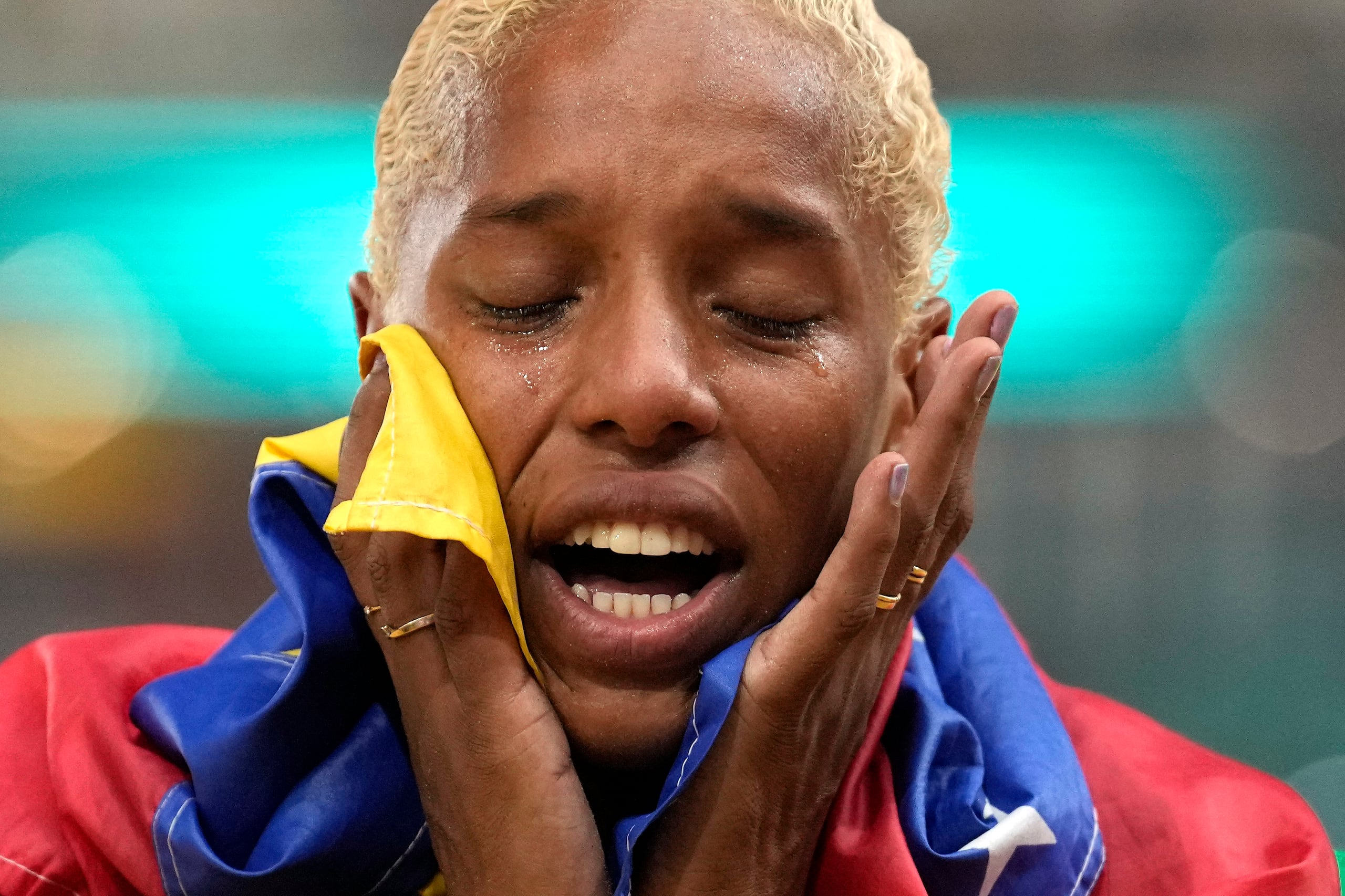 ARCHIVO - Yulimar Rojas, de Venezuela, reacciona después de ganar la final de salto triple durante los Campeonatos Mundiales de Atletismo, en Budapest, Hungría, el 25 de agosto de 2023. Rojas sufrió el desgarro del tendón de Aquiles izquierdo y se perderá los Juegos Olímpicos de París, dijo el viernes 12 de abril de 2024. (AP Foto/Ashley Landis, Archivo)