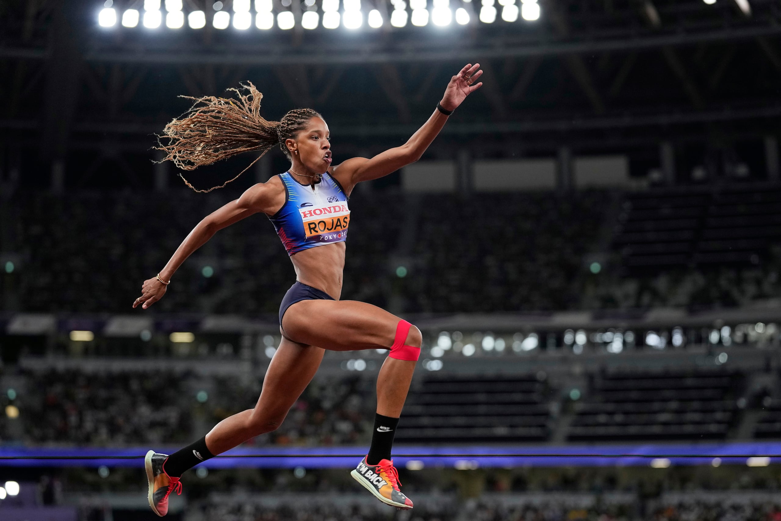 La venezolana Yulimar Rojas compite en la final del salto triple del Mundial de Atletismo.
