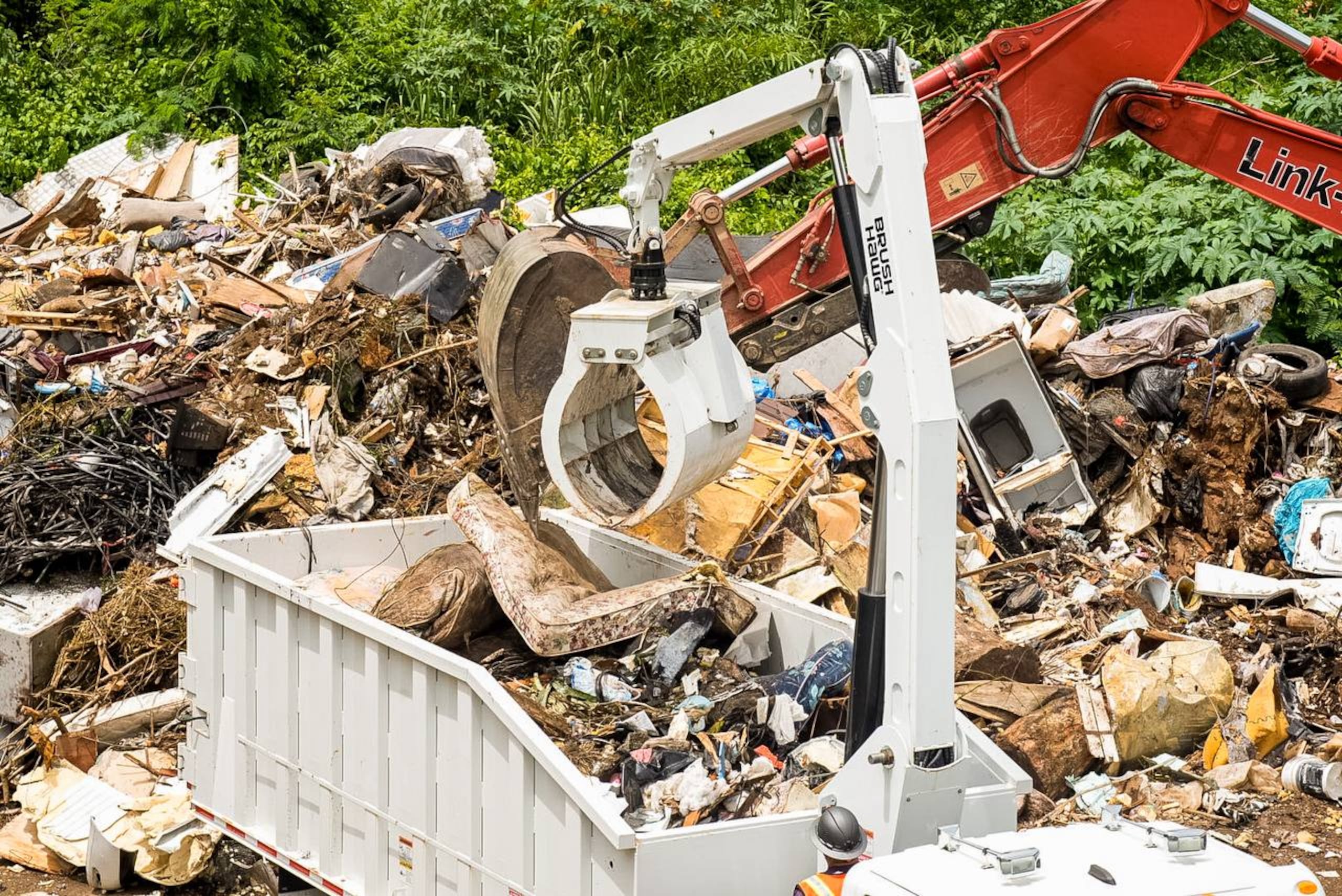 Denuncian que la pasada administración de Luis Javier Hernández dejó un vertedero clandestino en Villalba.