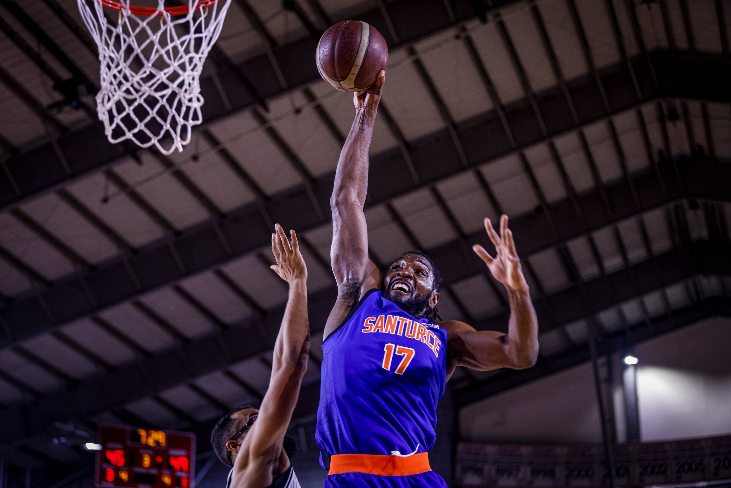 Kenneth Faried donquea el balón durante el tercer partido de semifinales de conferencia entre Santurce y Caguas.