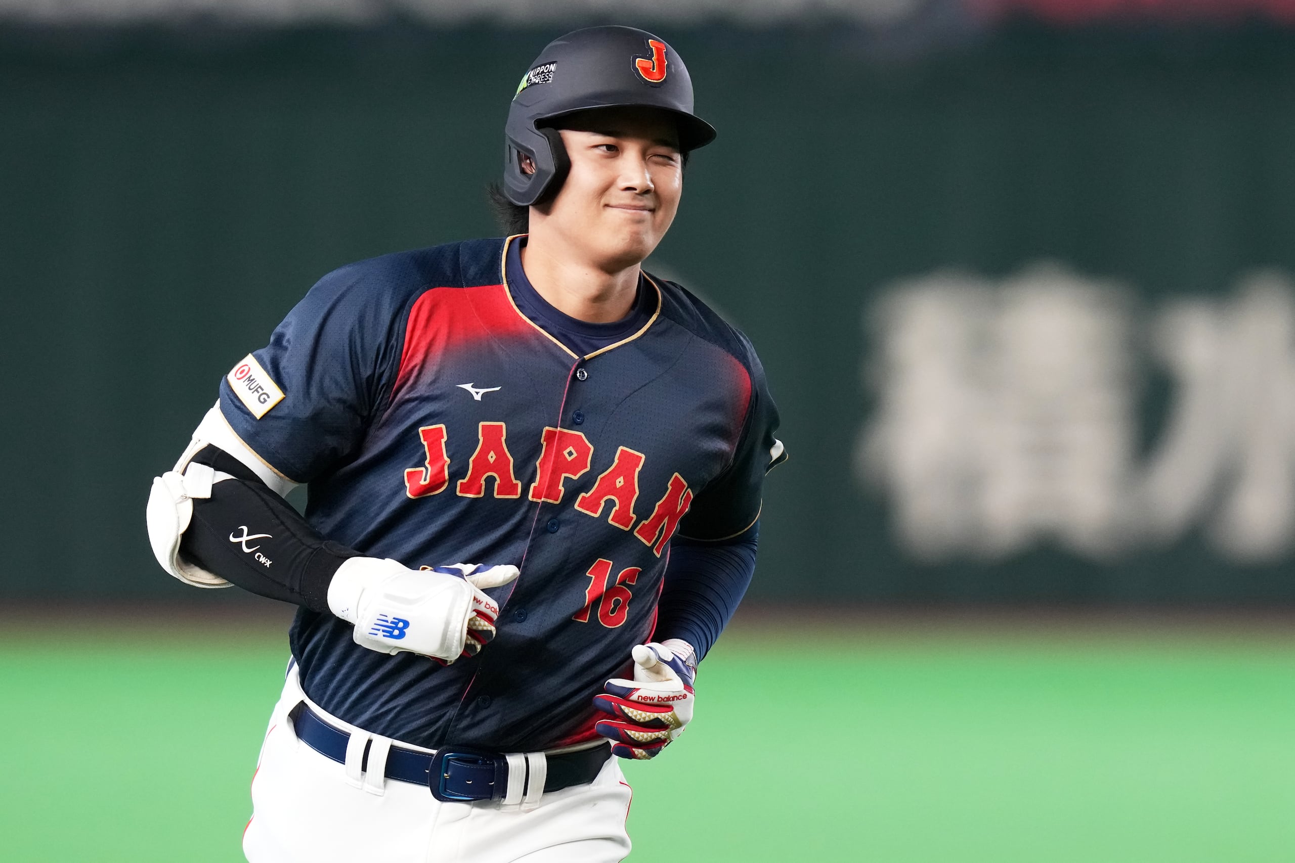 El japonés Shohei Ohtani corre las bases tras conectar un grand slam en su primer juego en el Clásico Mundial de Béisbol 2026.