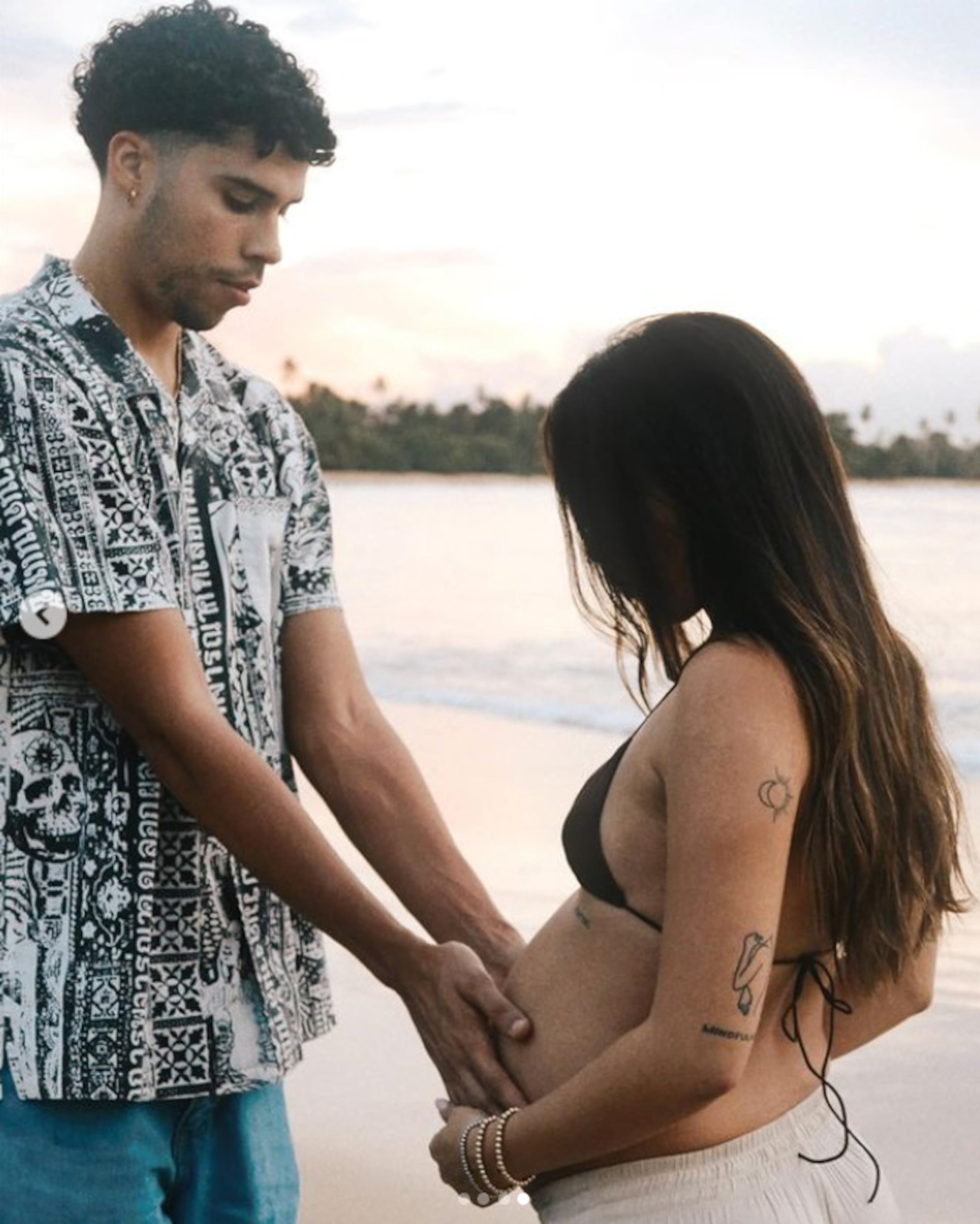 Bernie Martínez Ocasio, el hermano del medio de la famosa estrella musical, y su pareja, Gabriela Basden (instagram.com/picsdelacam)