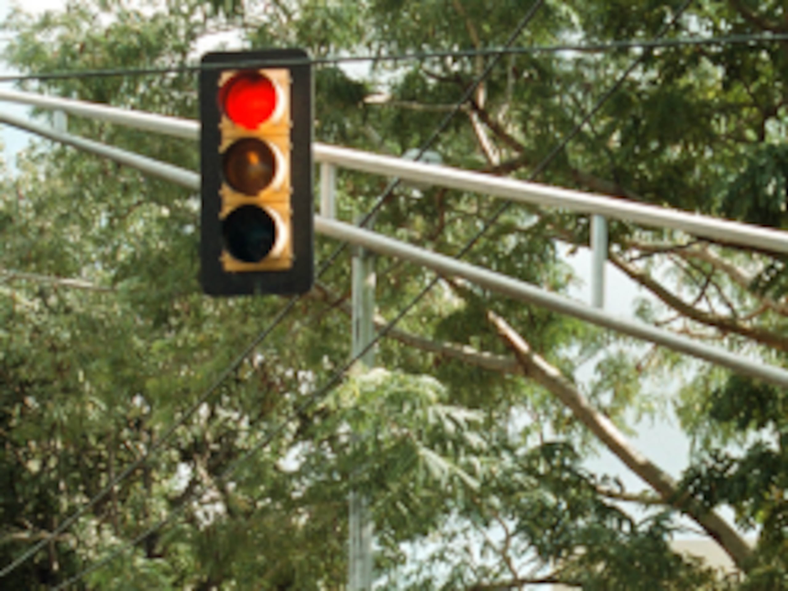 Envíanos una foto de un semáforo que esté dañado y describe la situación.(Archivo)