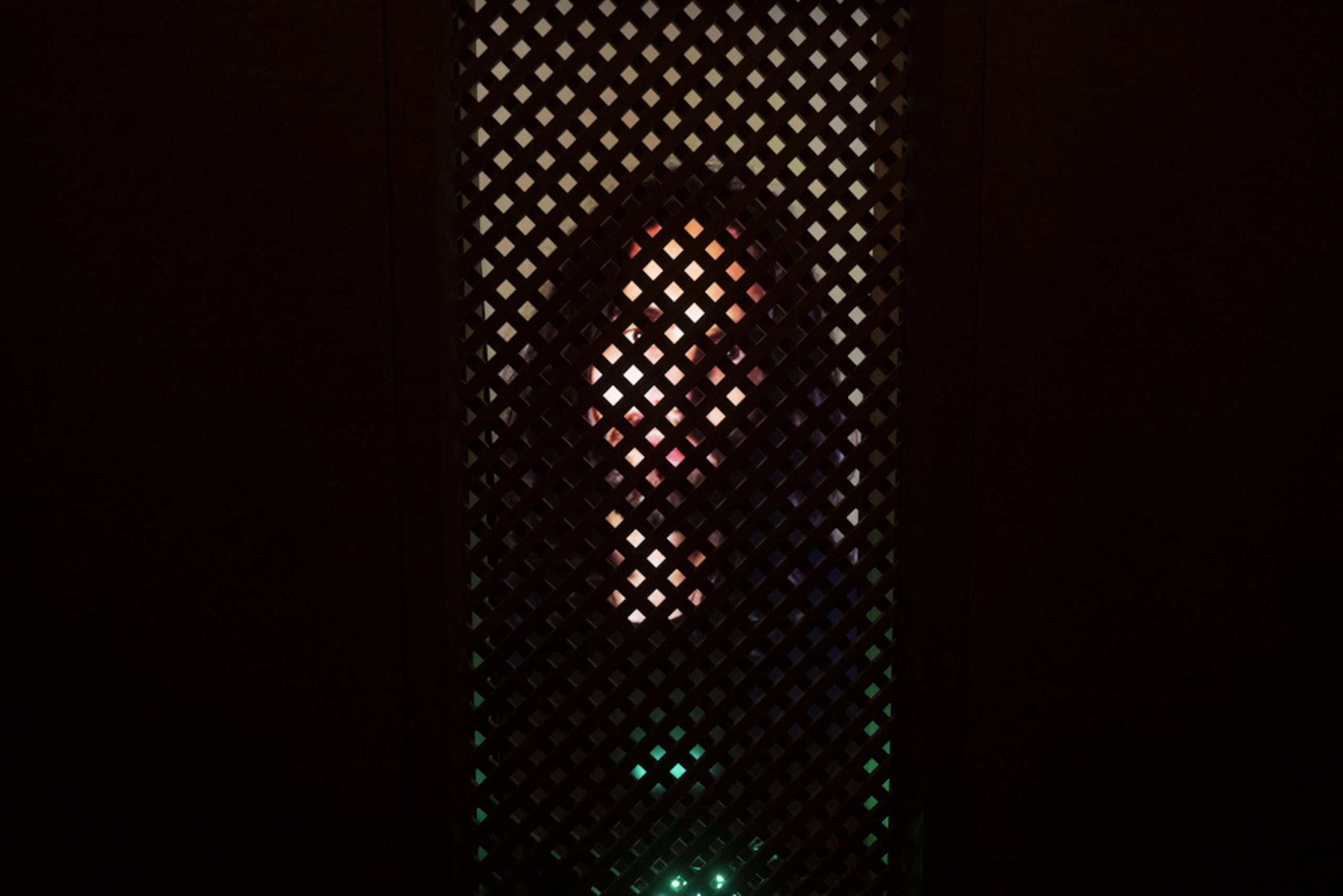 Una instalación de arte experimental con un Jesús de inteligencia artificial titulada "Deus in Machina", montada en un confesionario en la Capilla de San Pedro, en Lucerna, Suiza, el 25 agosto de 2024.