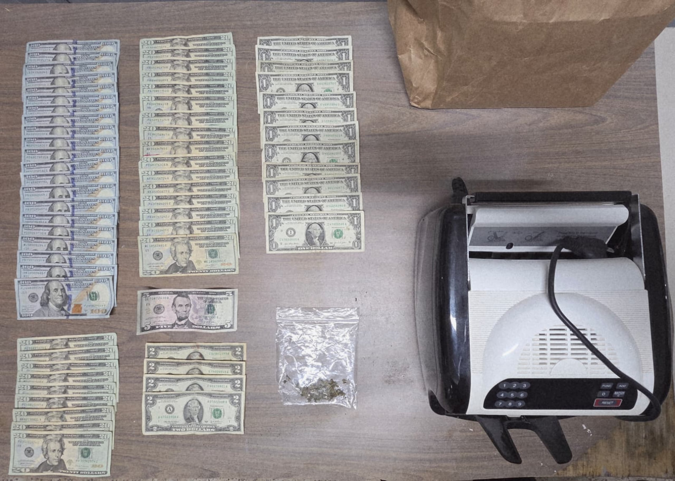 Sustancias controladas, dinero en efectivo y una máquina contadora fueron ocupados durante el allanamiento en el residencial Virgilio Dávila en Bayamón.