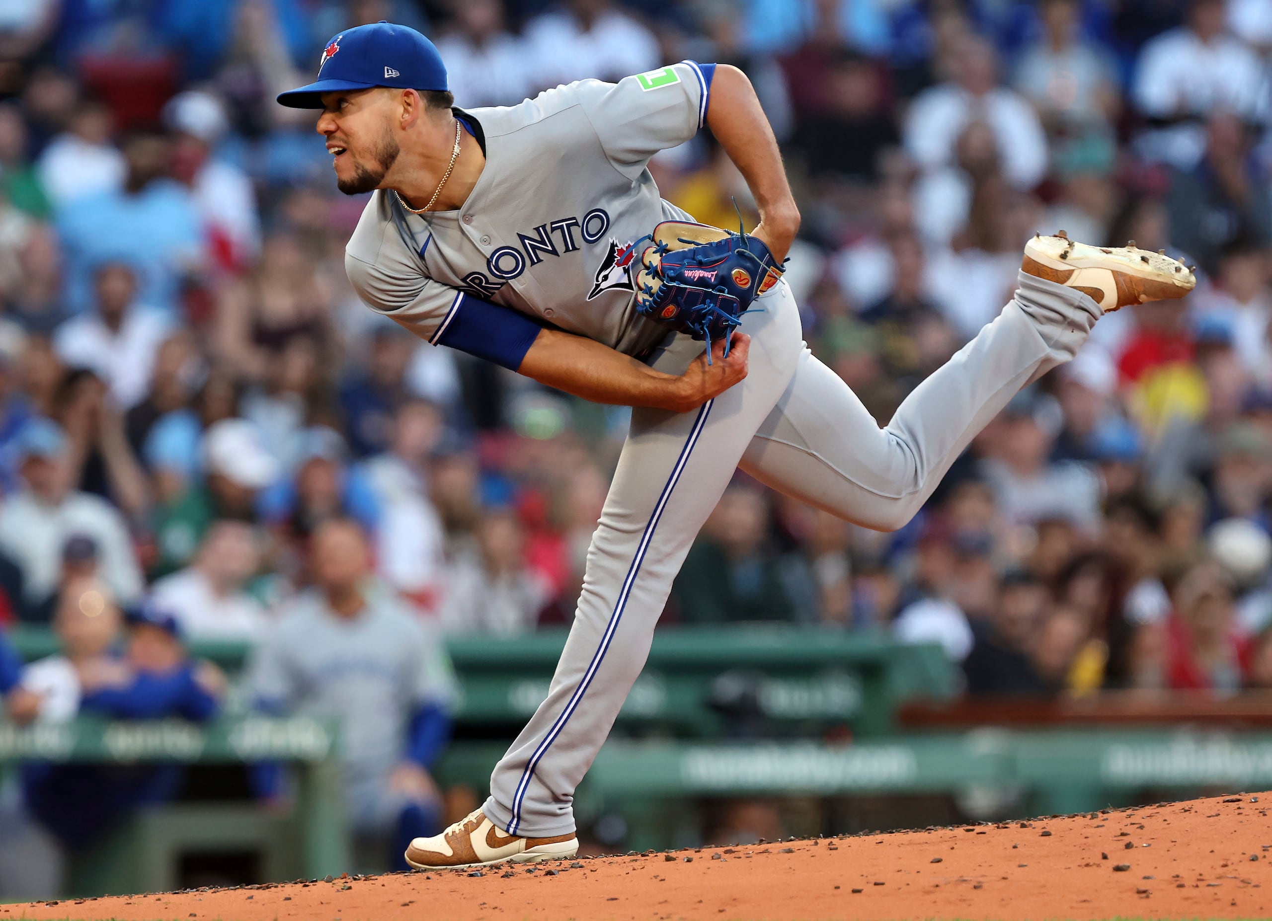 El boricua José Berríos, de los Blue Jays de Toronto, realiza un lanzamiento en un partido ante los Red Sox de Boston.