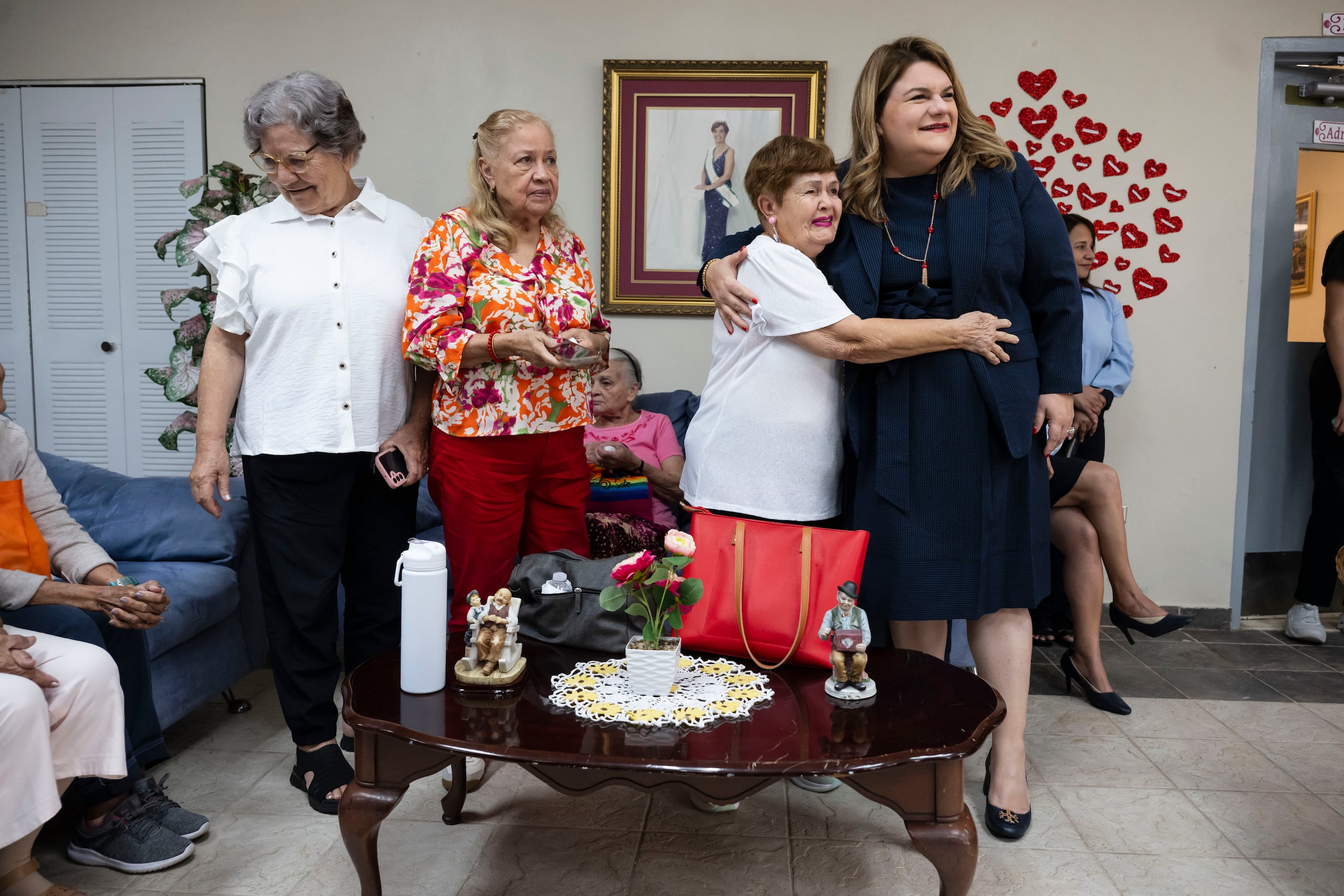 La gobernadora Jenniffer González Colón durante una visita al Centro de Envejecientes Luis Muñoz Rivera del Municipio de Guaynabo. FOTO POR: Carlos Giusti/GFR Media