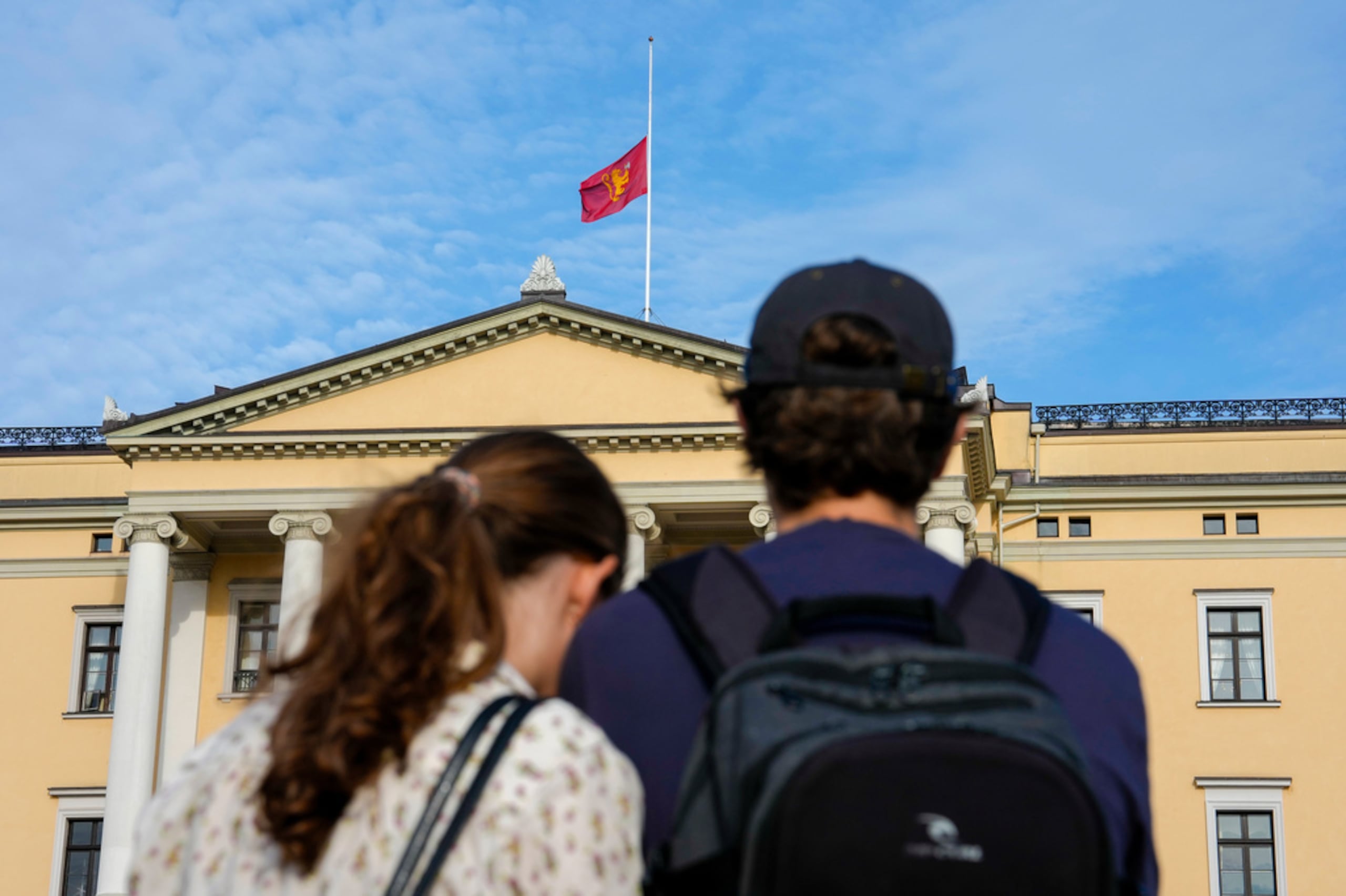 La bandera ondea a media asta en el Palacio Real mientras personas se reúnen en la Plaza del Palacio para lamentar la muerte del rey Harald V de Noruega, tras anunciarse su fallecimiento, en Oslo, el 28 de agosto de 2026.