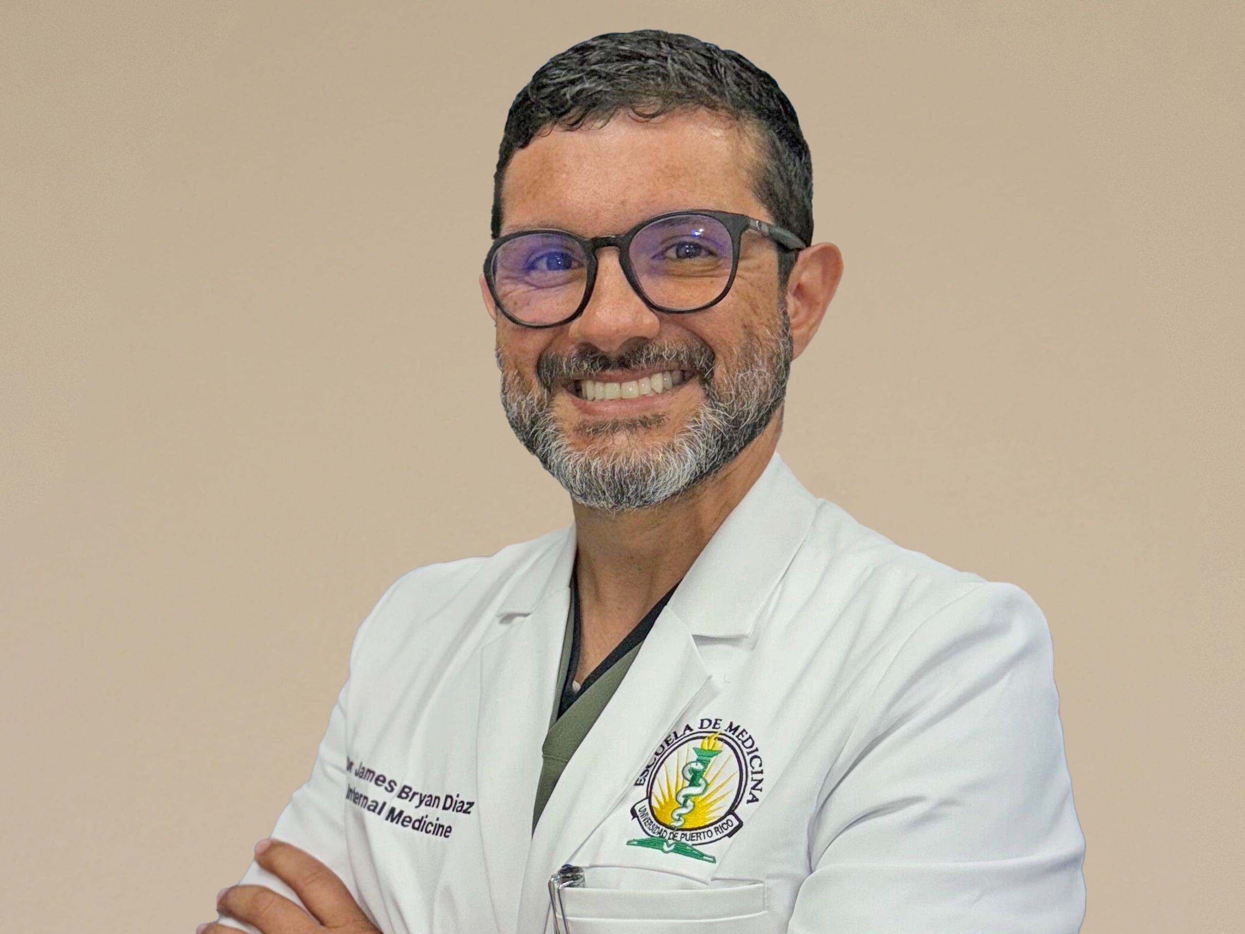 Doctor James Bryan Díaz, especialista en medicina interna.