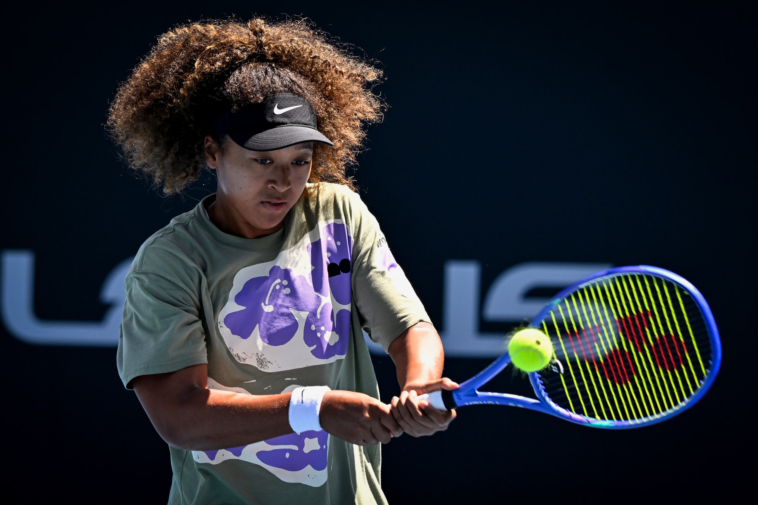 La tenista japonesa Naomi Osaka regresa un tiro en una sesión de entrenamiento en el Manuka Doctor Arena en Auckland, Nueva Zelanda el domingo 29 de diciembre del 2024.