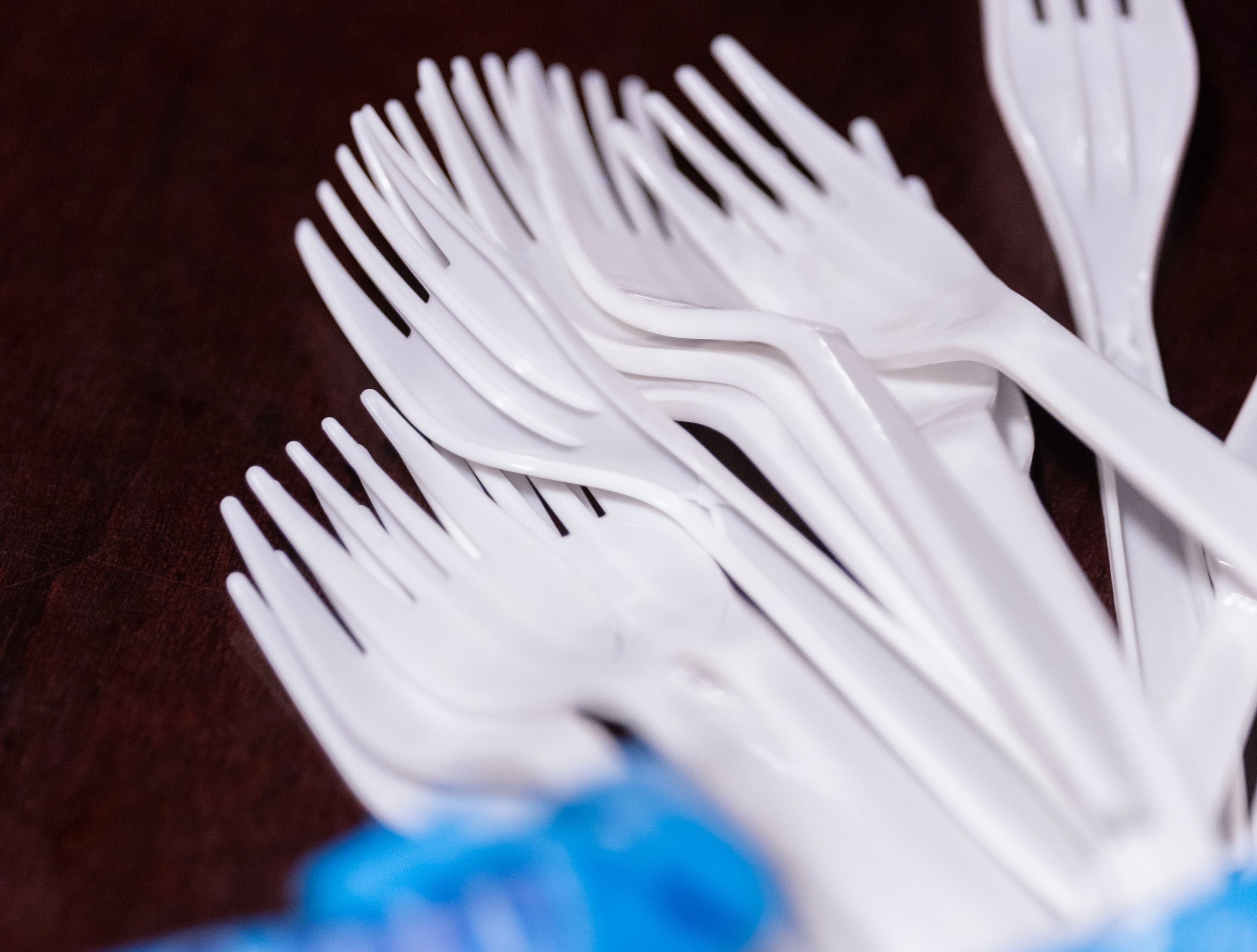 Los negocios que incumplan con la ley se enfrentarán a multas administrativas que comenzarán en los $500 y pueden alcanzar los $5,000 por violación.