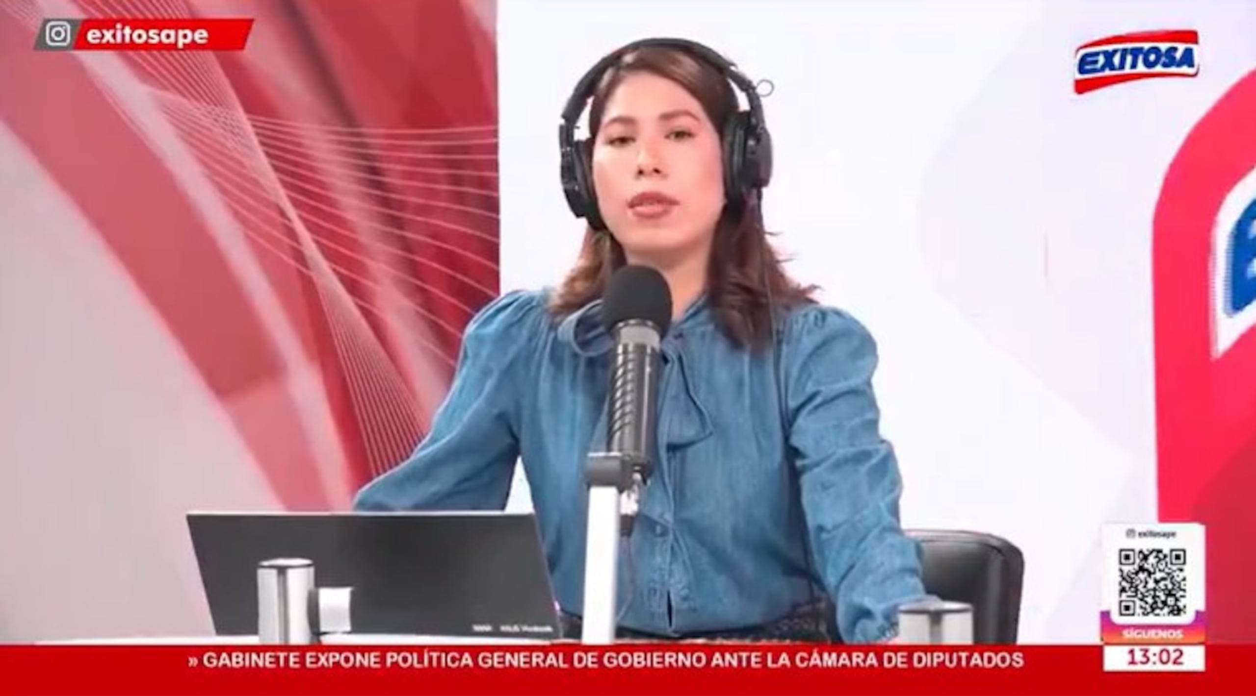 En el video puede observarse el estudio temblando y los invitados abandonando el lugar mientras la periodista continúa con la transmisión.