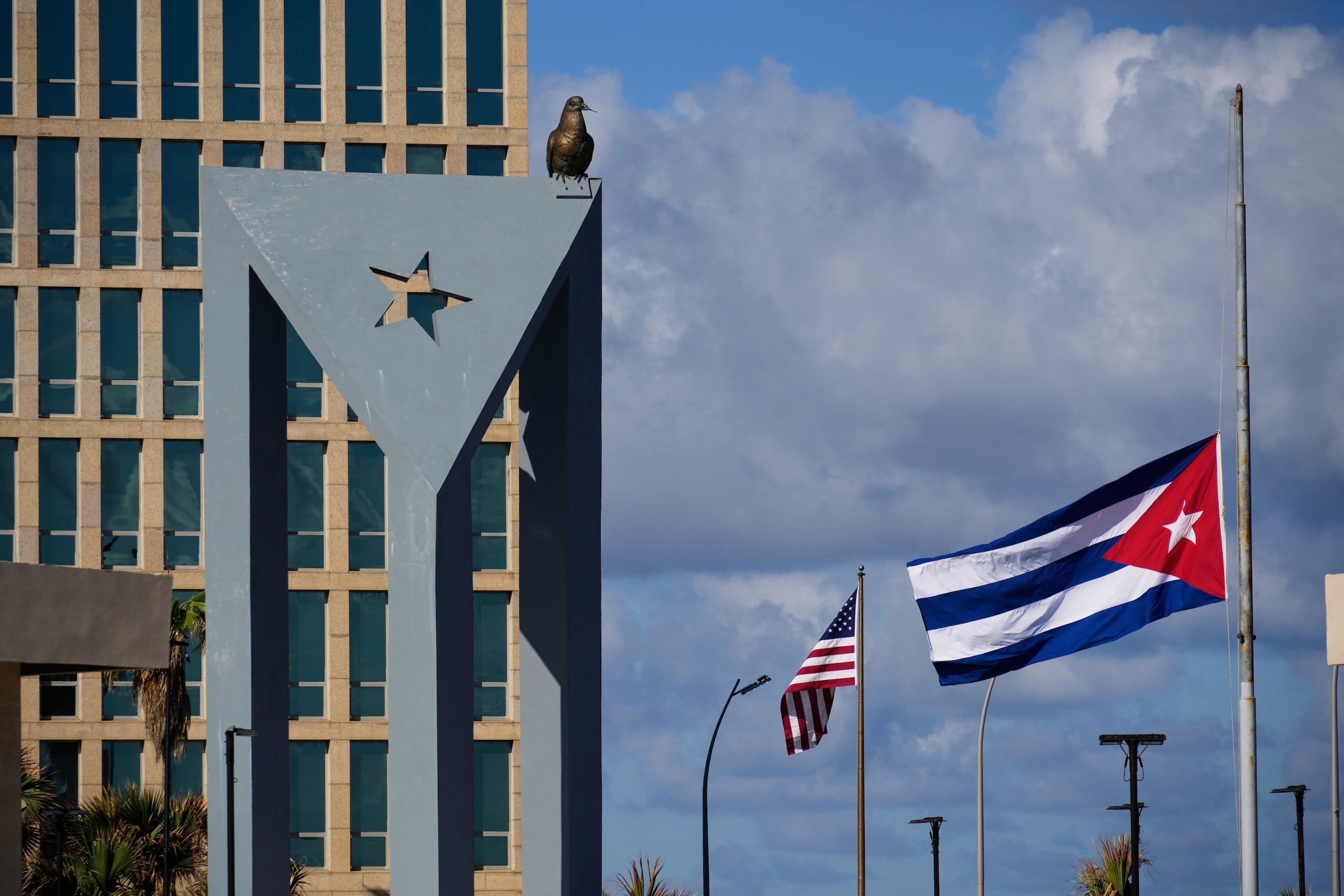 Un decreto presidencial estableció dos días de luto nacional en Cuba —lunes y martes—con las banderas a media asta, la cancelación de espectáculos y eventos festivos.