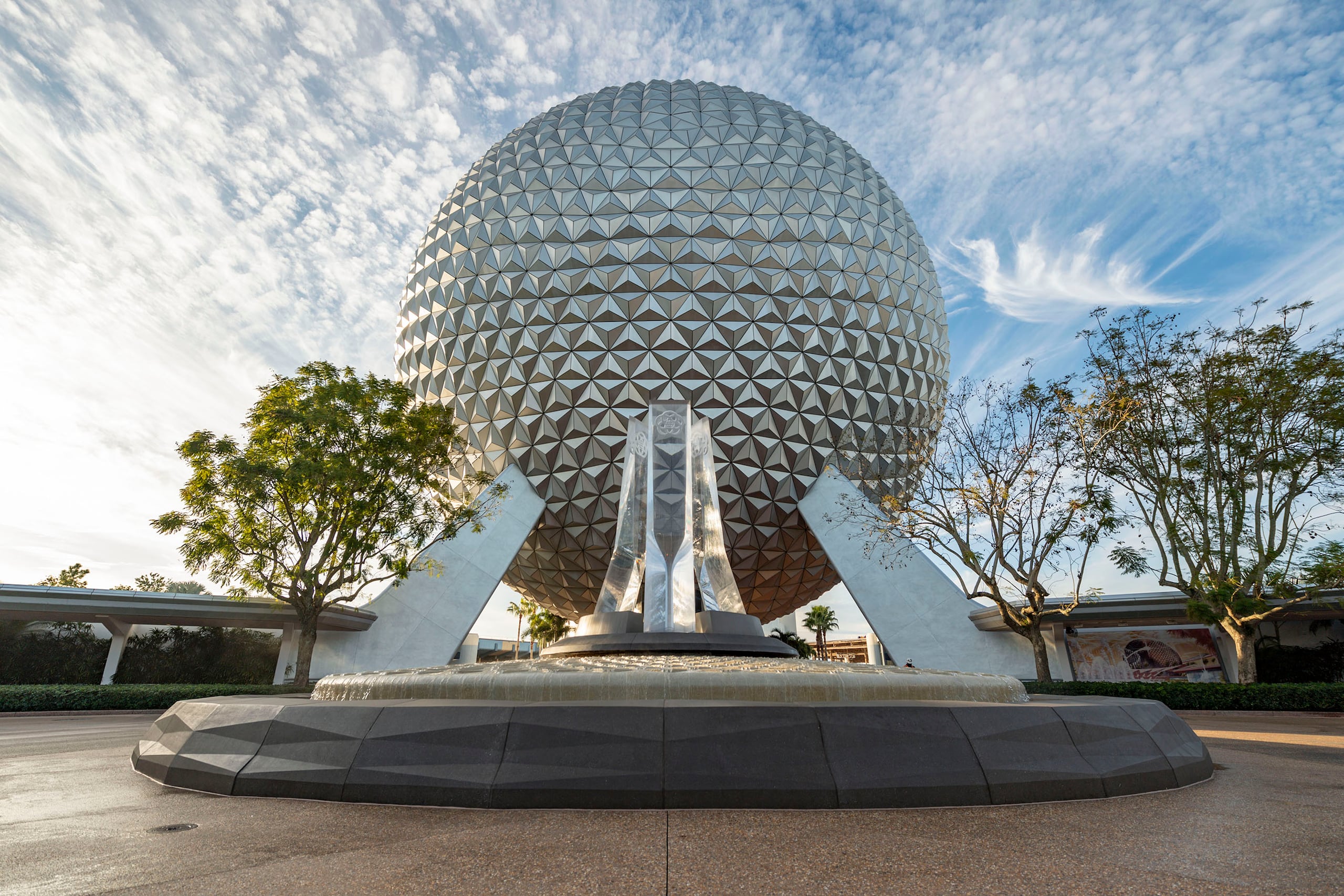 Vista de la icónica Spaceship Earth en Epcot.