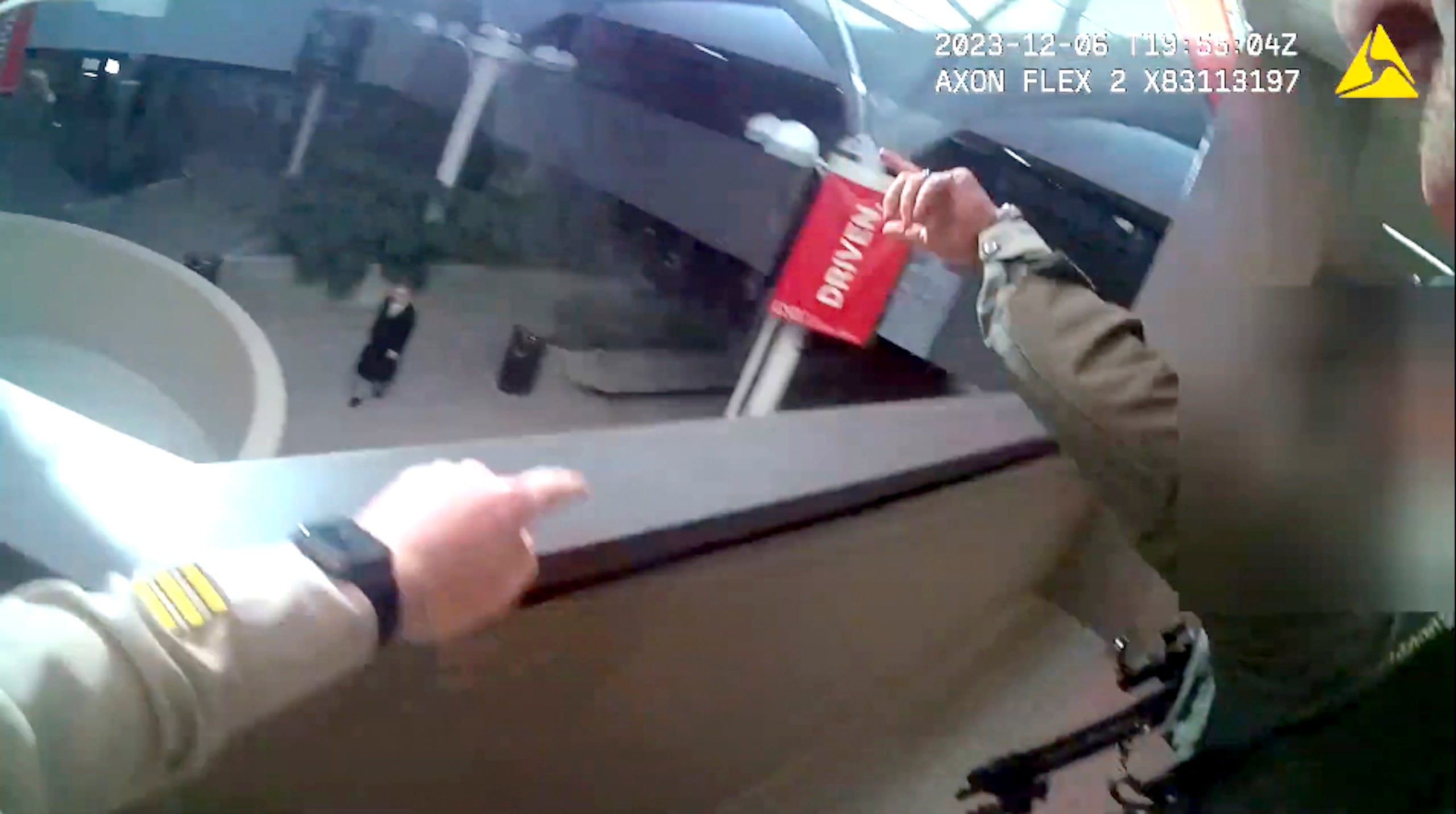 En la imagen tomada de la cámara corporal de uno de los policías, puede verse al autor de la balacera, Anthony Polito caminando hacia fuera del edificio de la Universidad de Las Vegas.