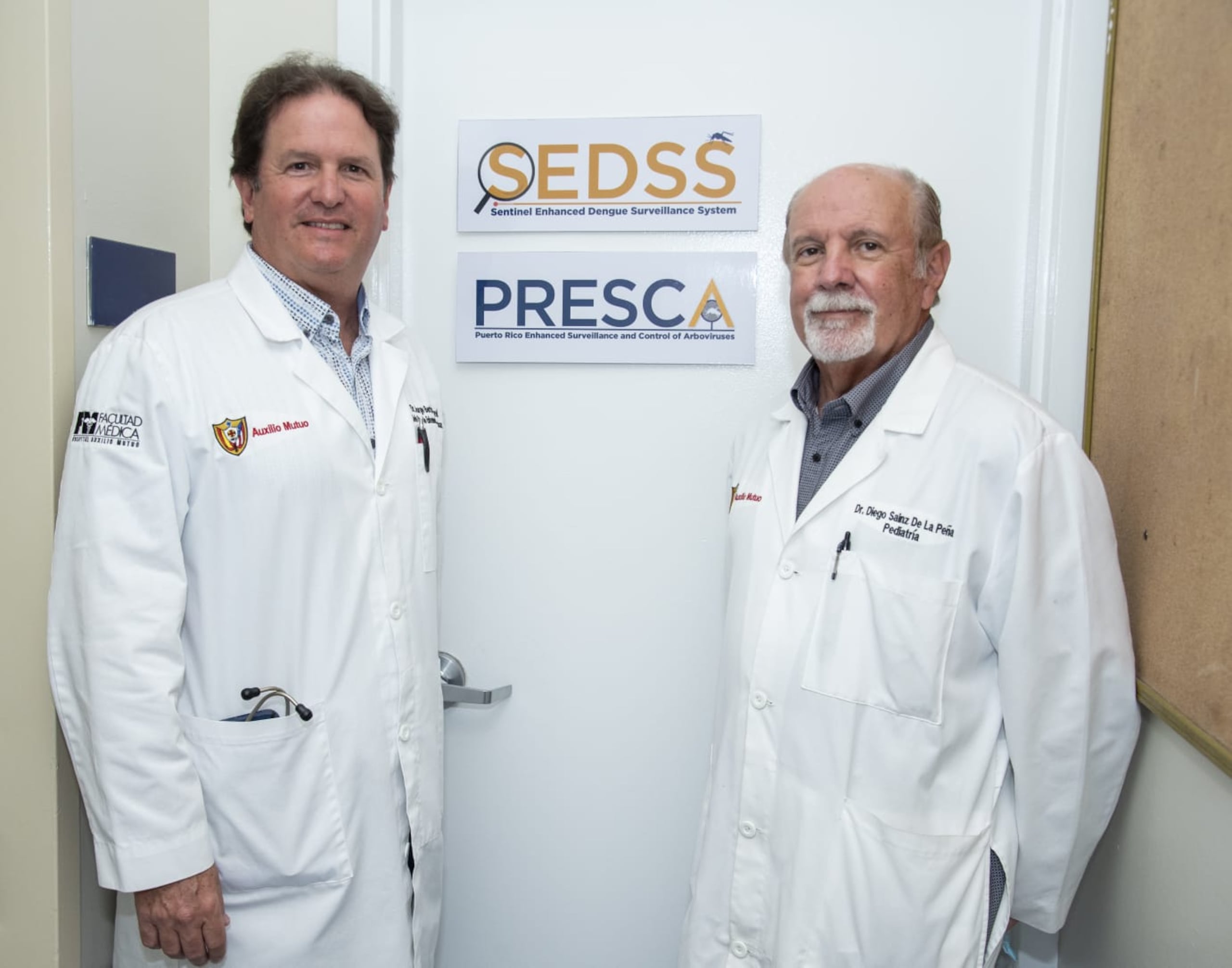 Los médicos Jorge Bertrán Pasarell y Diego Sainz de la Peña son los encargados del programa SEDSS del hospital Auxilio Mutuo, el cual provee vigilancia de enfermedades febriles y respiratorias.