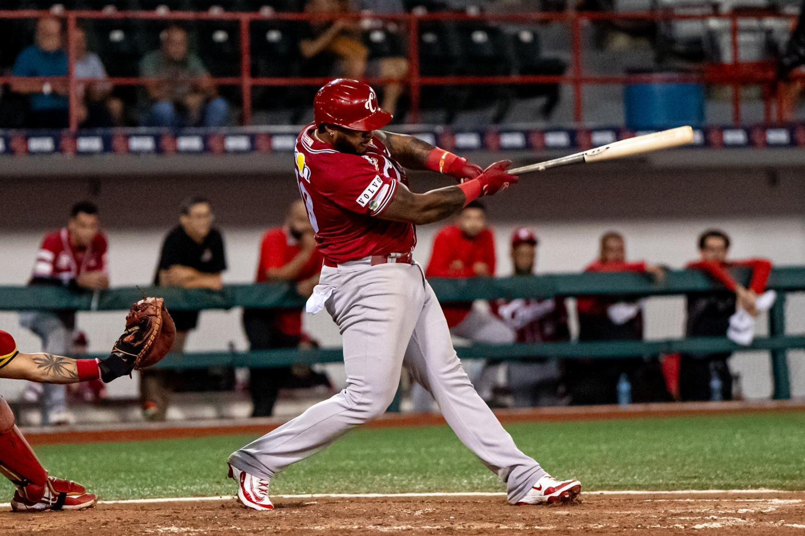 Nelson Velázquez conectando un jonrón en un juego esta temporada.