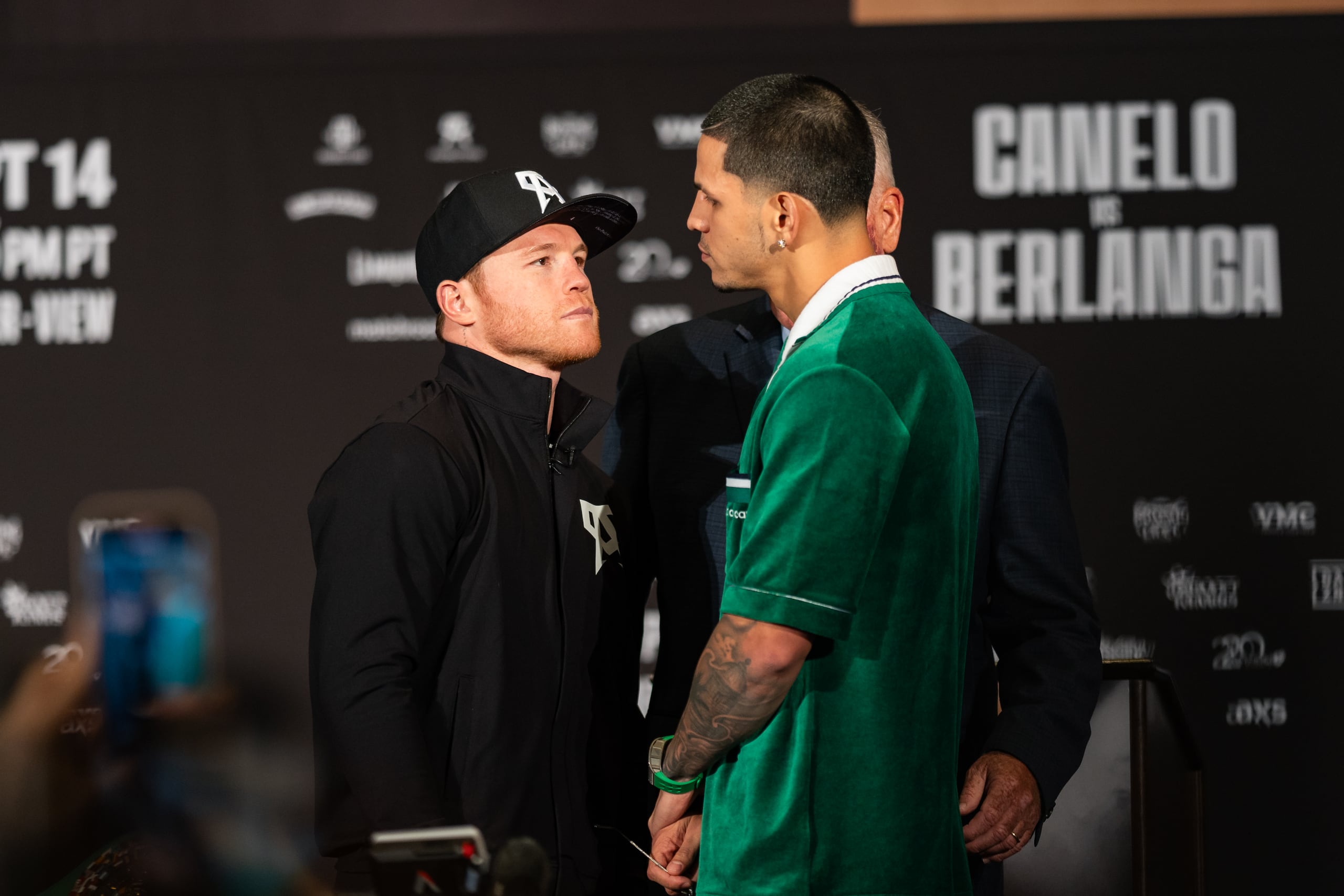Canelo Álvarez mira a su rival, quien es más alto que él.