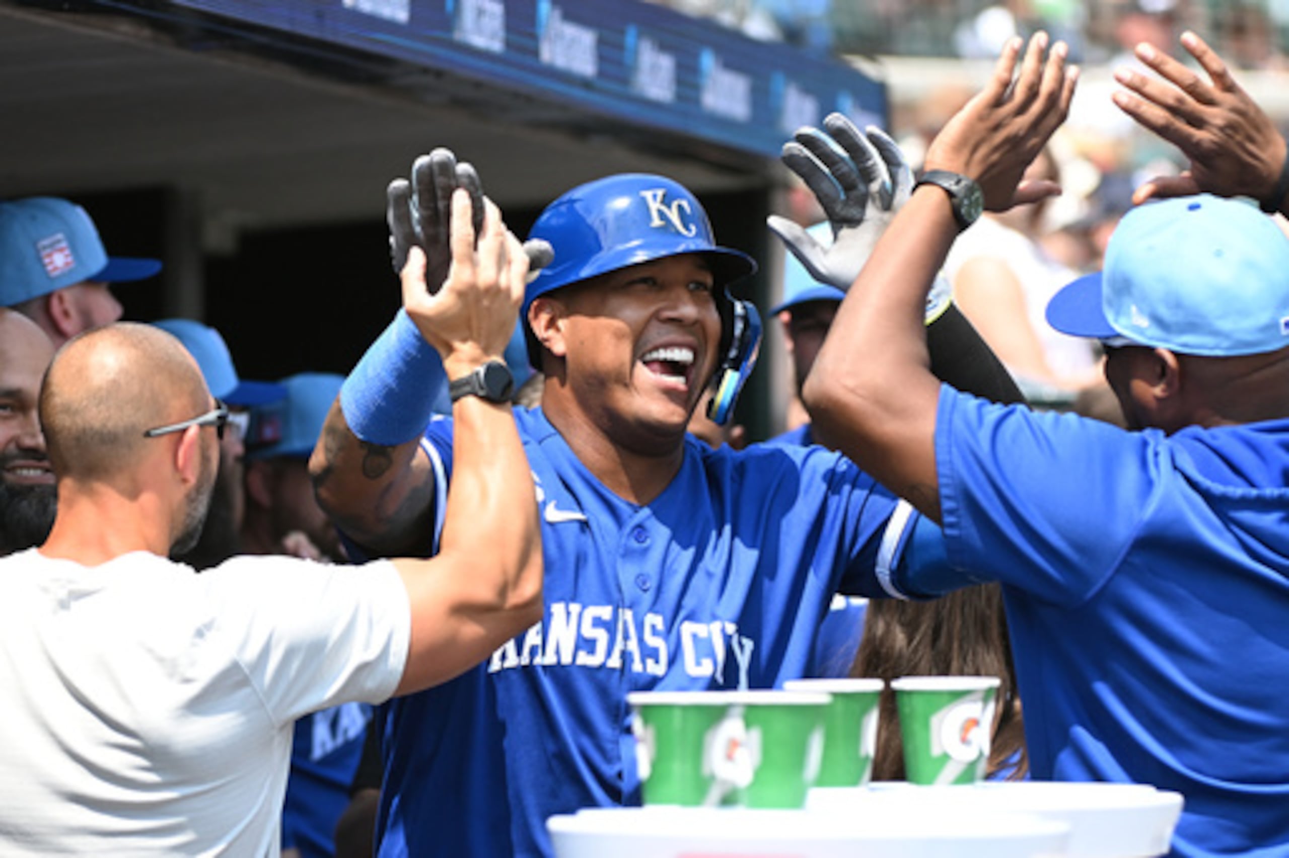 El bateador designado de los Royals de Kansas City, Salvador Pérez, es felicitado por sus compañeros tras conectar un jonrón en la séptima entrada contra los Tigers de Detroit.