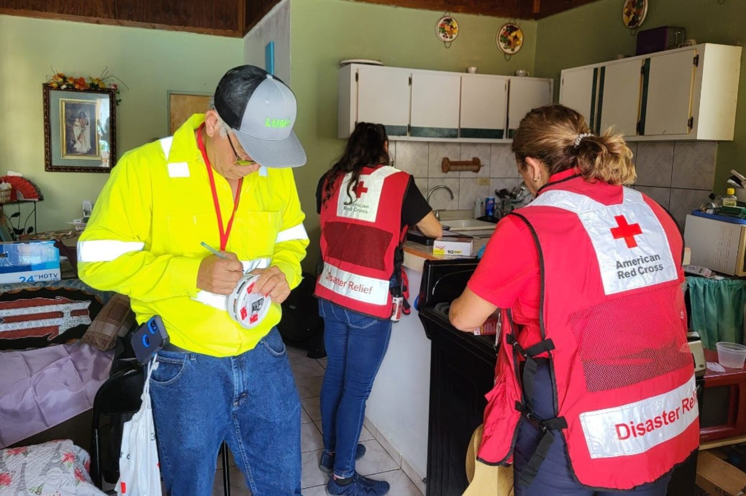 Además de la instalación de detectores de humo, la Cruz Roja proveyó valiosos consejos educativos sobre seguridad contra incendios a los residentes de Pastillo.