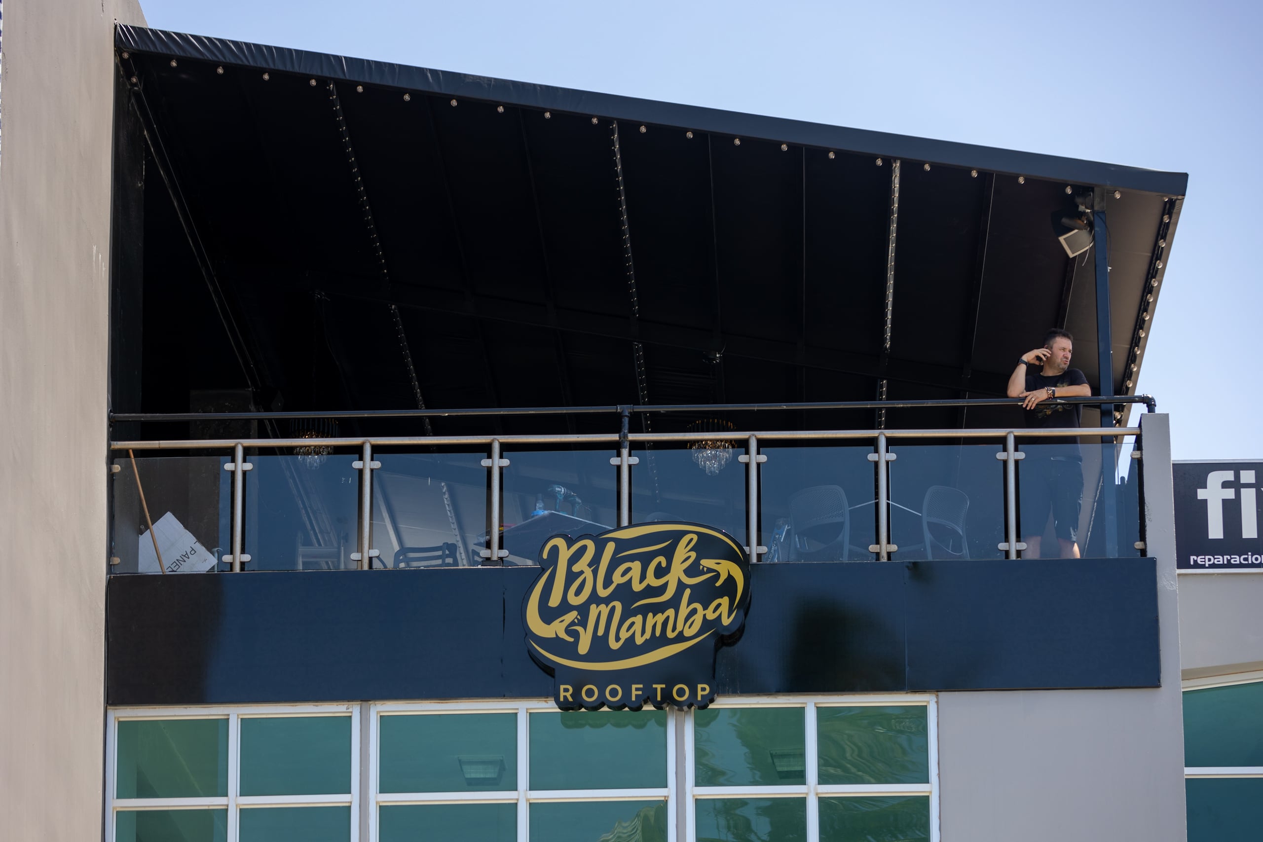 El restaurante Black Mamba Rooftop del jugador de los Capitanes, Jonathan Rodríguez.