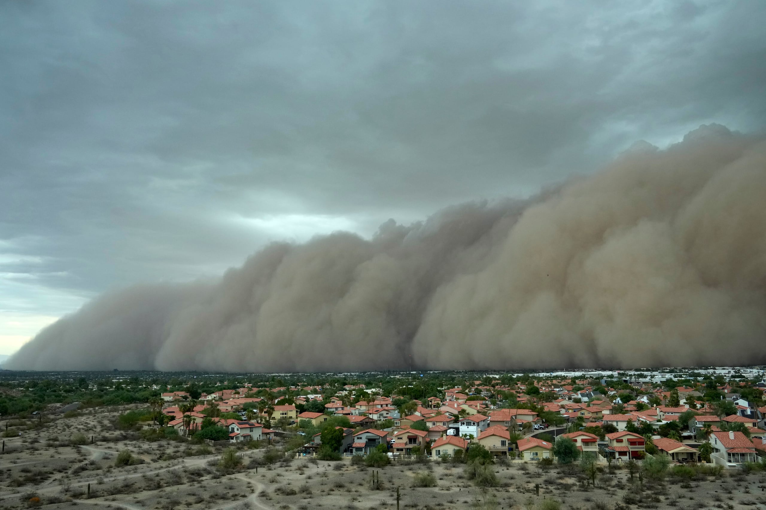 Una gigantesca nube de polvo se aproxima al área metropolitana de Phoenix debido a una tormenta monzónica que levanta el polvo, el lunes 25 de agosto de 2025. (AP Foto/Ross D. Franklin)