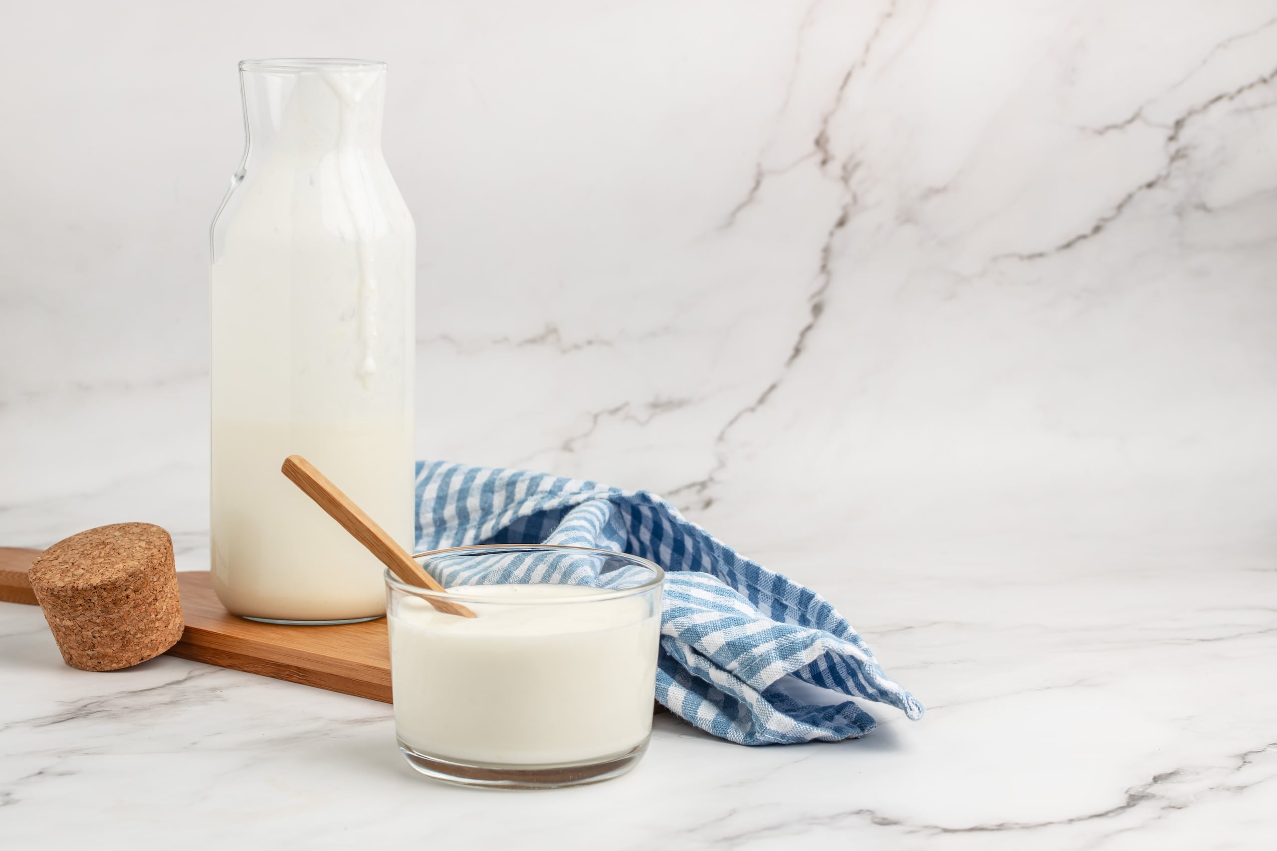 El kéfir es un alimento fermentado que puede elaborarse a partir de leche de vaca, cabra, oveja o incluso bebidas vegetales como soja o coco.