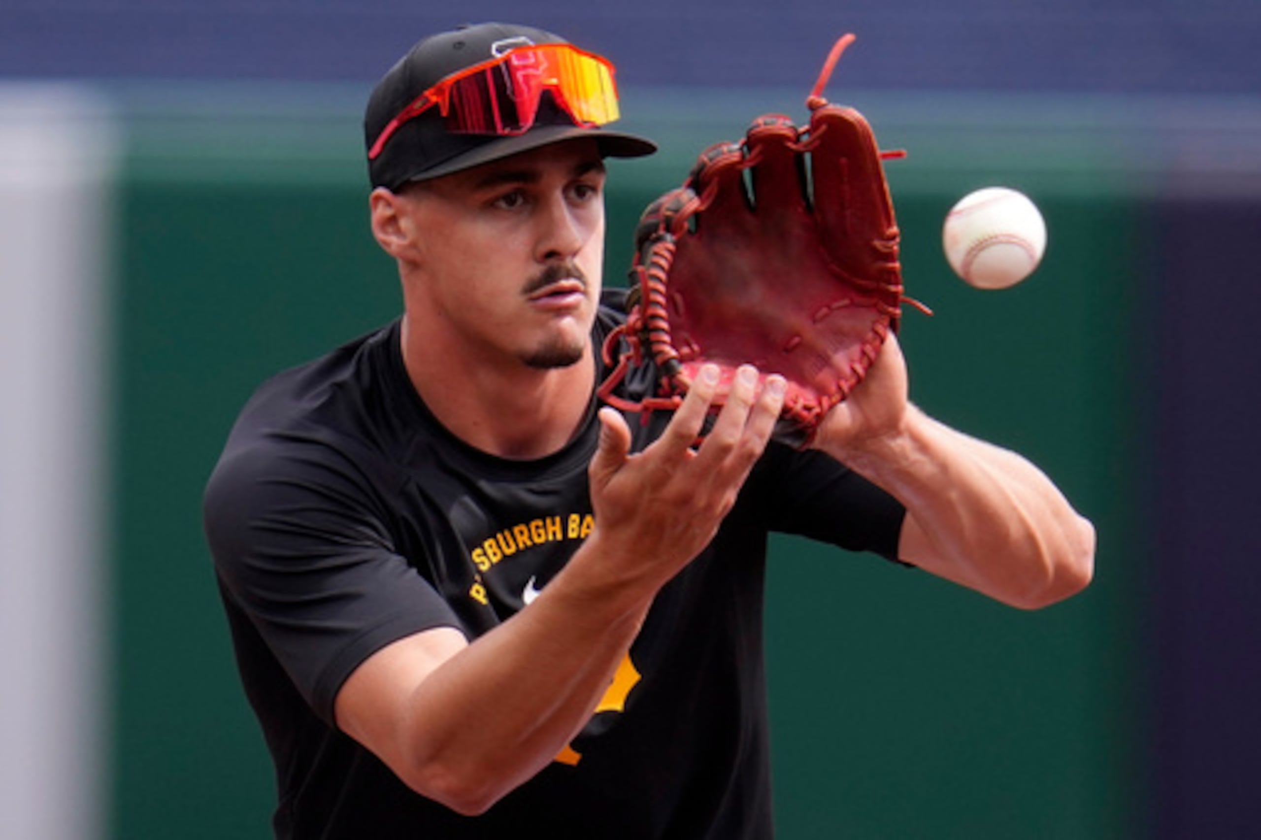 Konnor Griffin, de los Piratas de Pittsburgh, practica en el infield antes de debutar en las Grandes Ligas de Béisbol en el partido inaugural de los Piratas contra los Orioles de Baltimore en Pittsburgh, el viernes 3 de abril de 2026. (AP Photo/Gene J. Puskar)