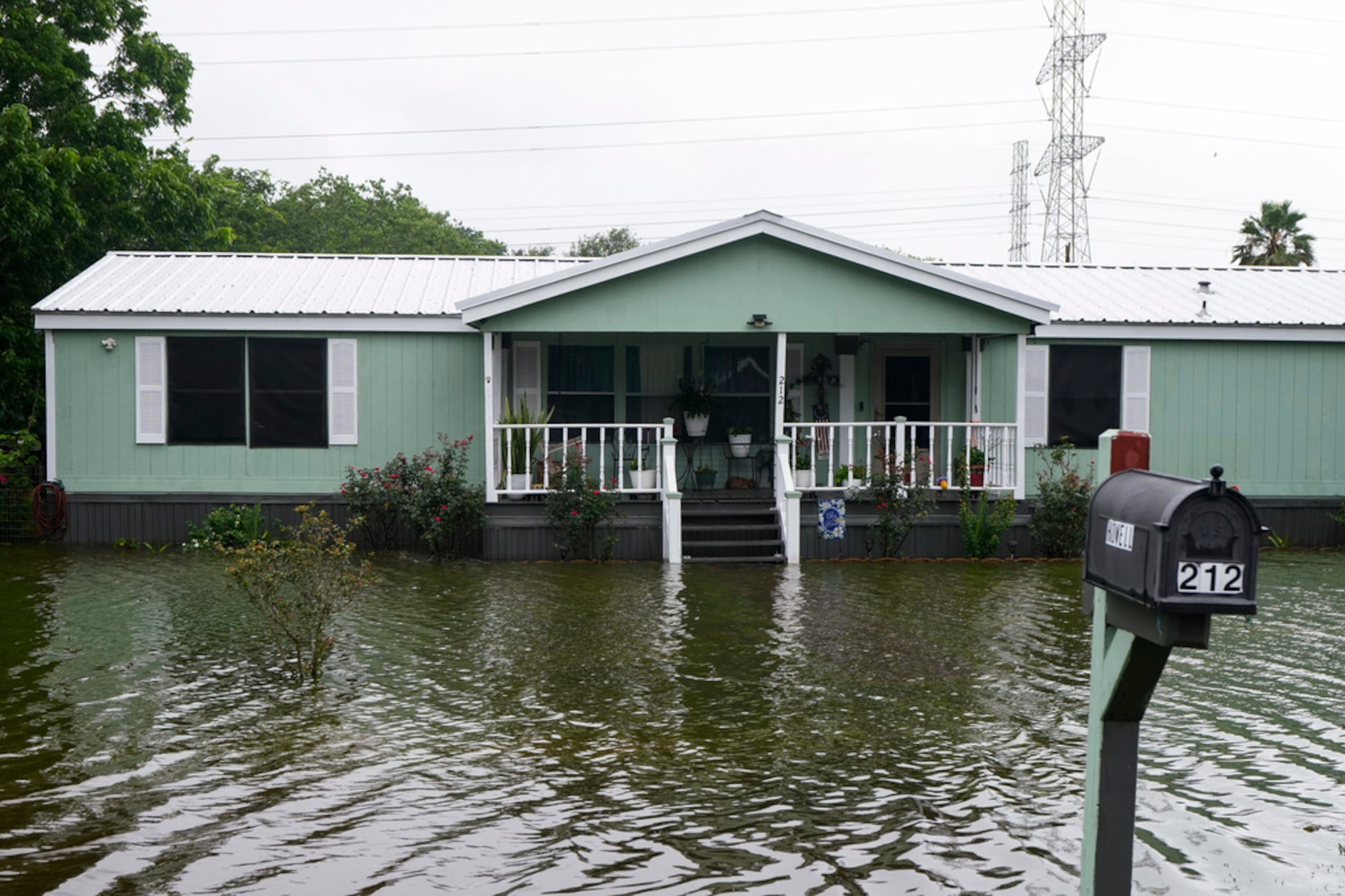 Varias viviendas rodeadas de agua tras el paso de la tormenta tropical Arthur en la zona rural del condado Brazoria, Texas, el miércoles 17 de junio de 2026.