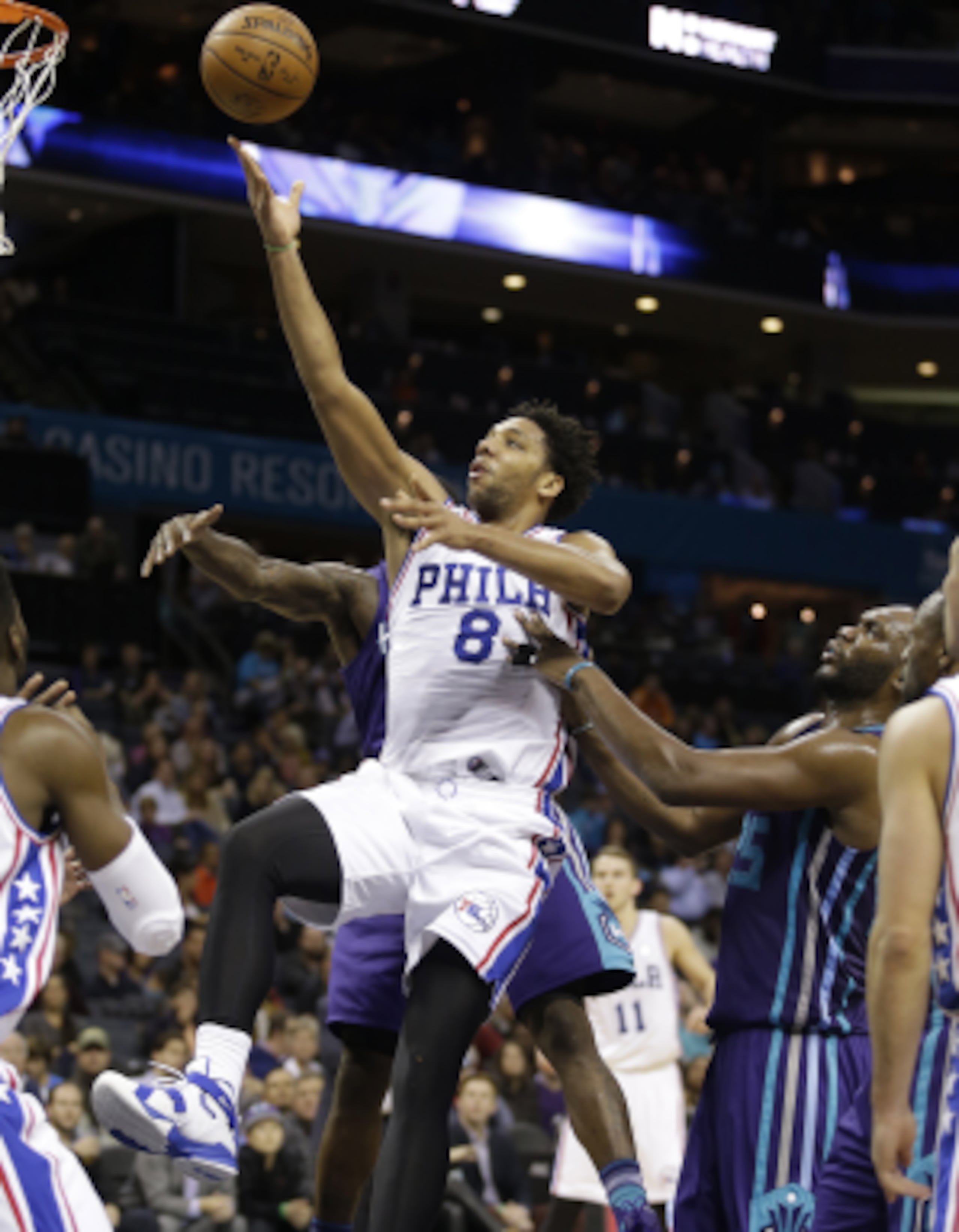 Jahlil Okafor (8) podría enfrentar algún castigo por parte de la liga. (AP / Bob Leverone, File)