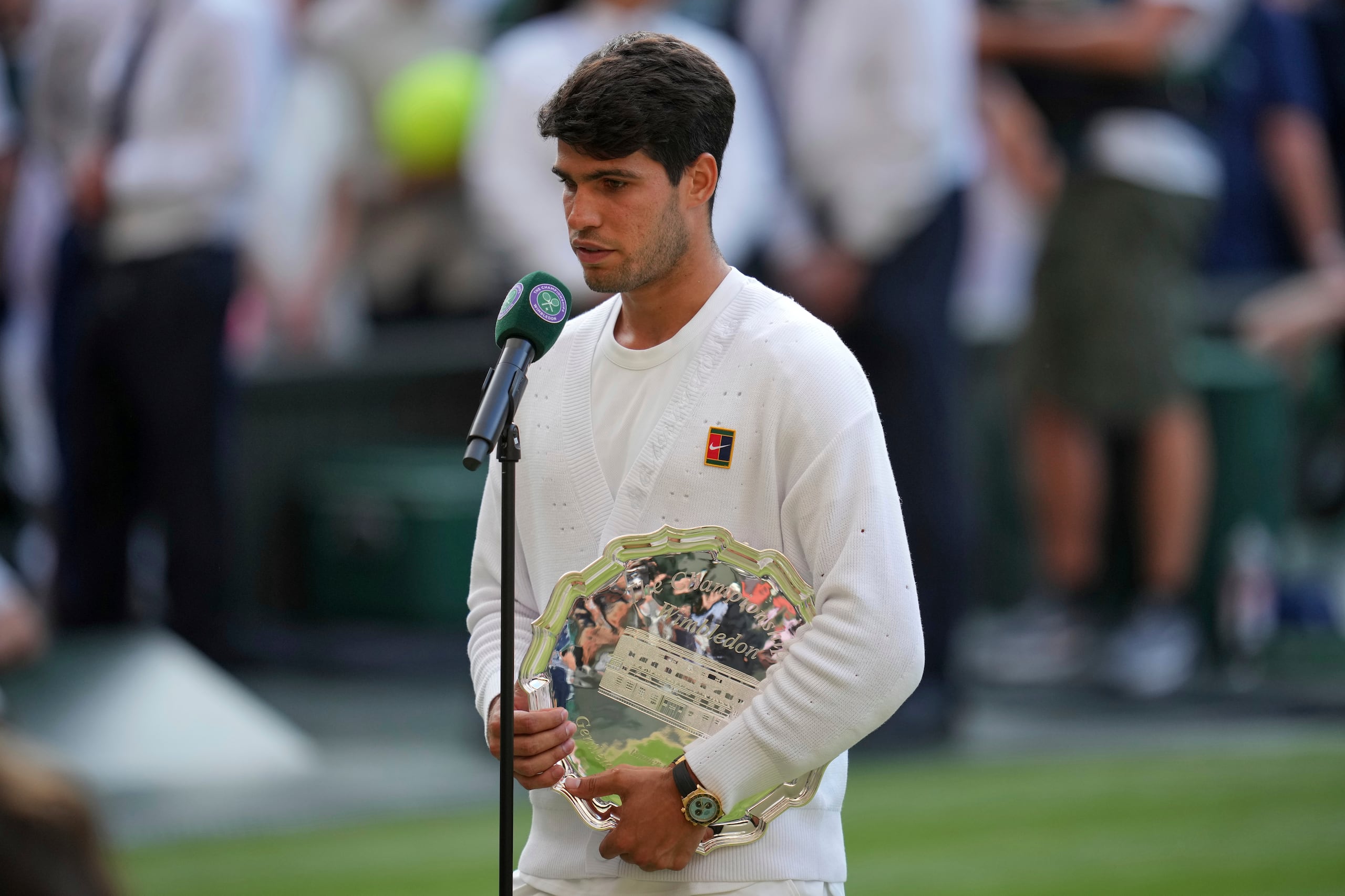 Carlos Alcaraz con su trofeo de subcampeón tras perder contra el italiano Jannik Sinner en la final individual masculina del Campeonato de Tenis de Wimbledon.