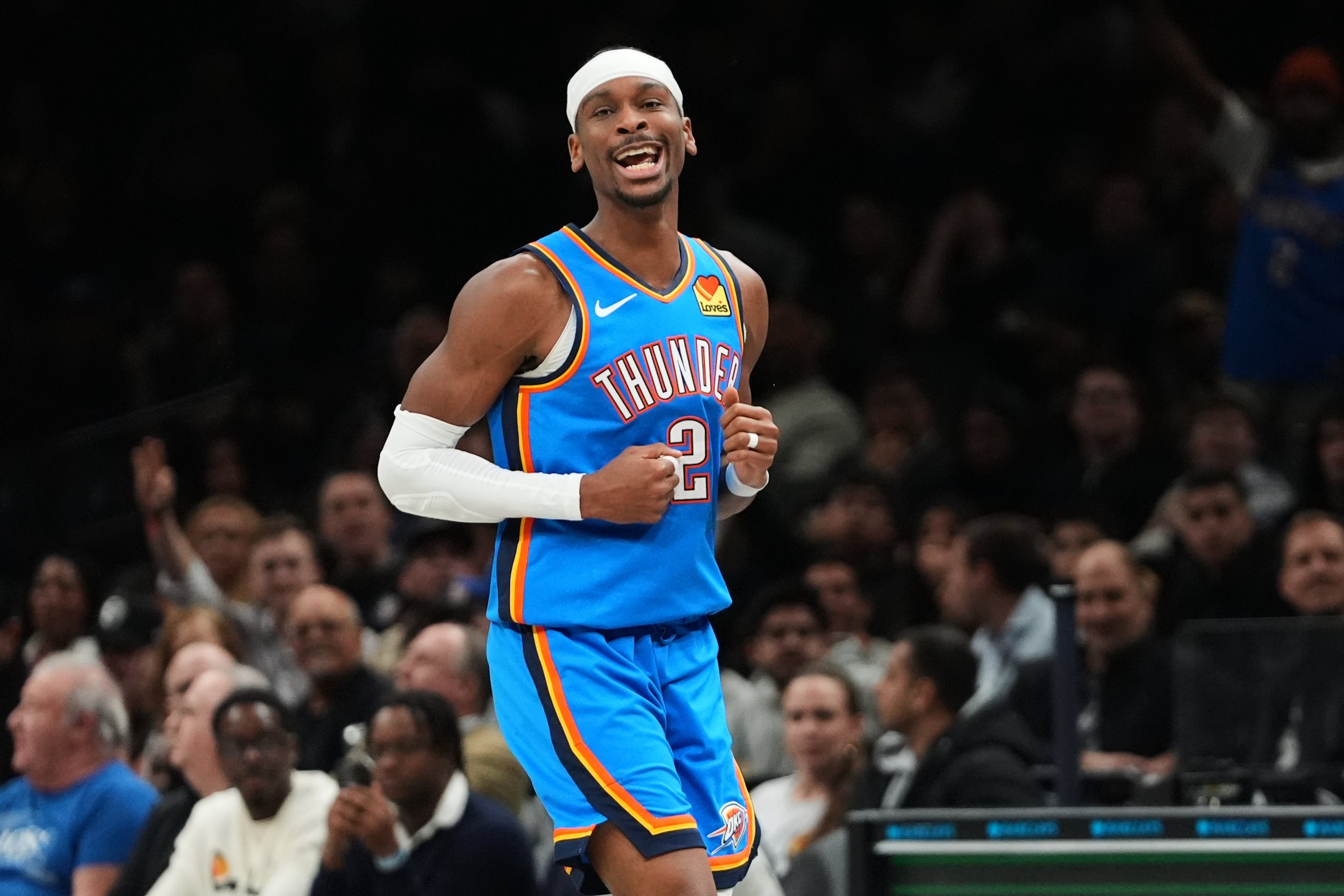 Shai Gilgeous-Alexander, del Thunder de Oklahoma City, festeja durante un partido ante los Nets de Brooklyn.