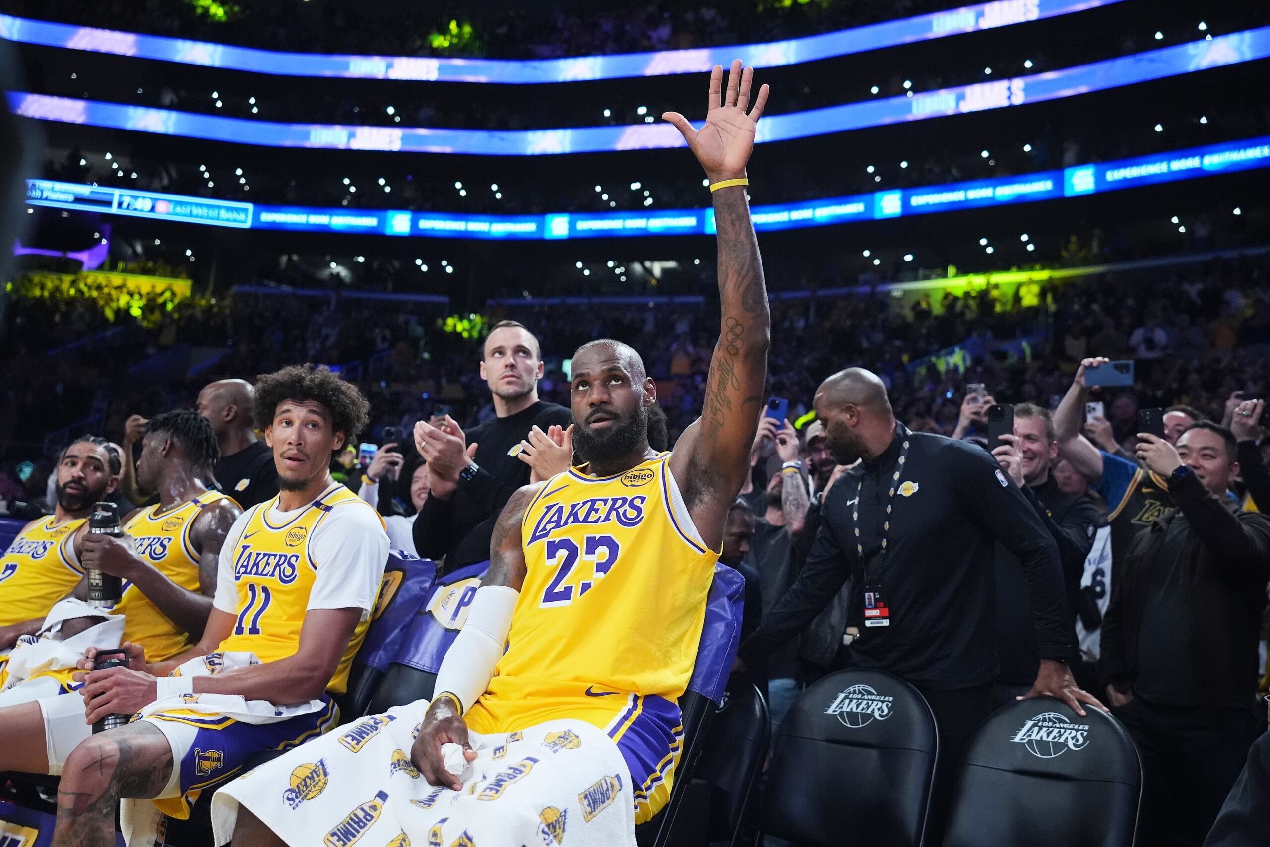 LeBron James, alero de los Lakers de Los Ángeles, agradece al público tras atinar un triple para rebasar los 50,000 puntos en su carrera, durante el partido ante los Pelicans de Nueva Orleáns, el martes 4 de marzo de 2025.