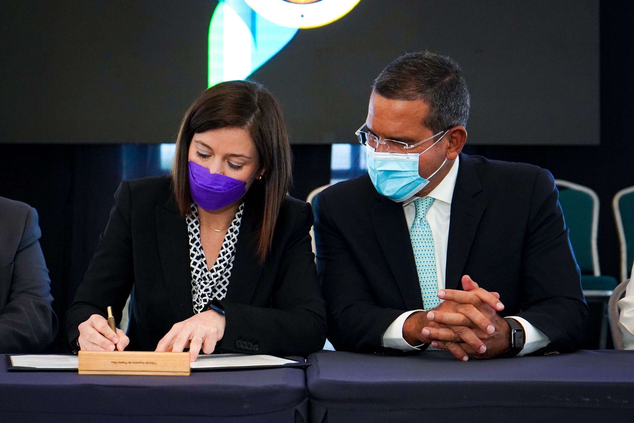 El gobernador Pedro Pierluisi junto a la presidenta del Tribunal Supremo, Maite Oronoz.