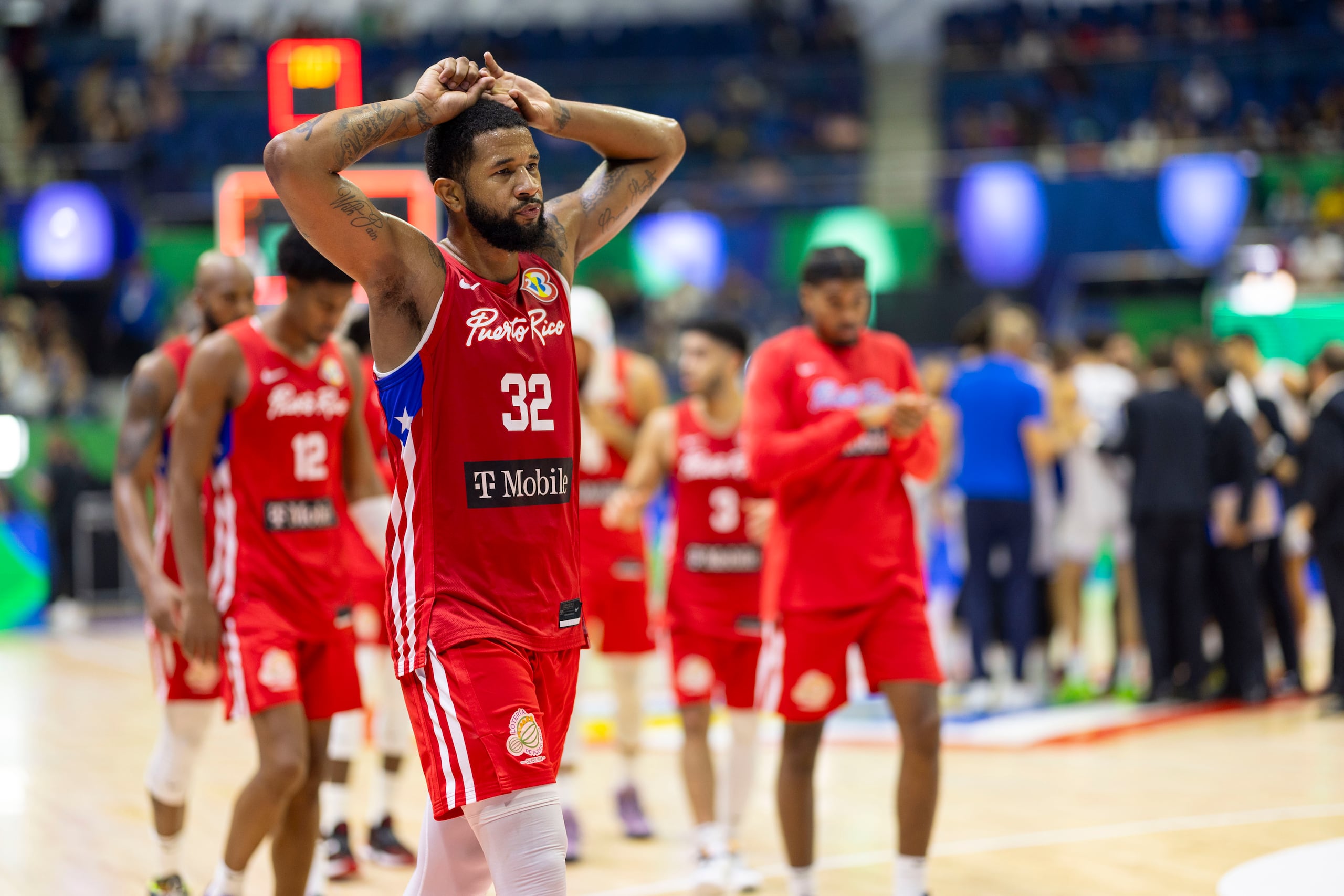 Chris Ortiz (32) sale decepcionado del tabloncillo.