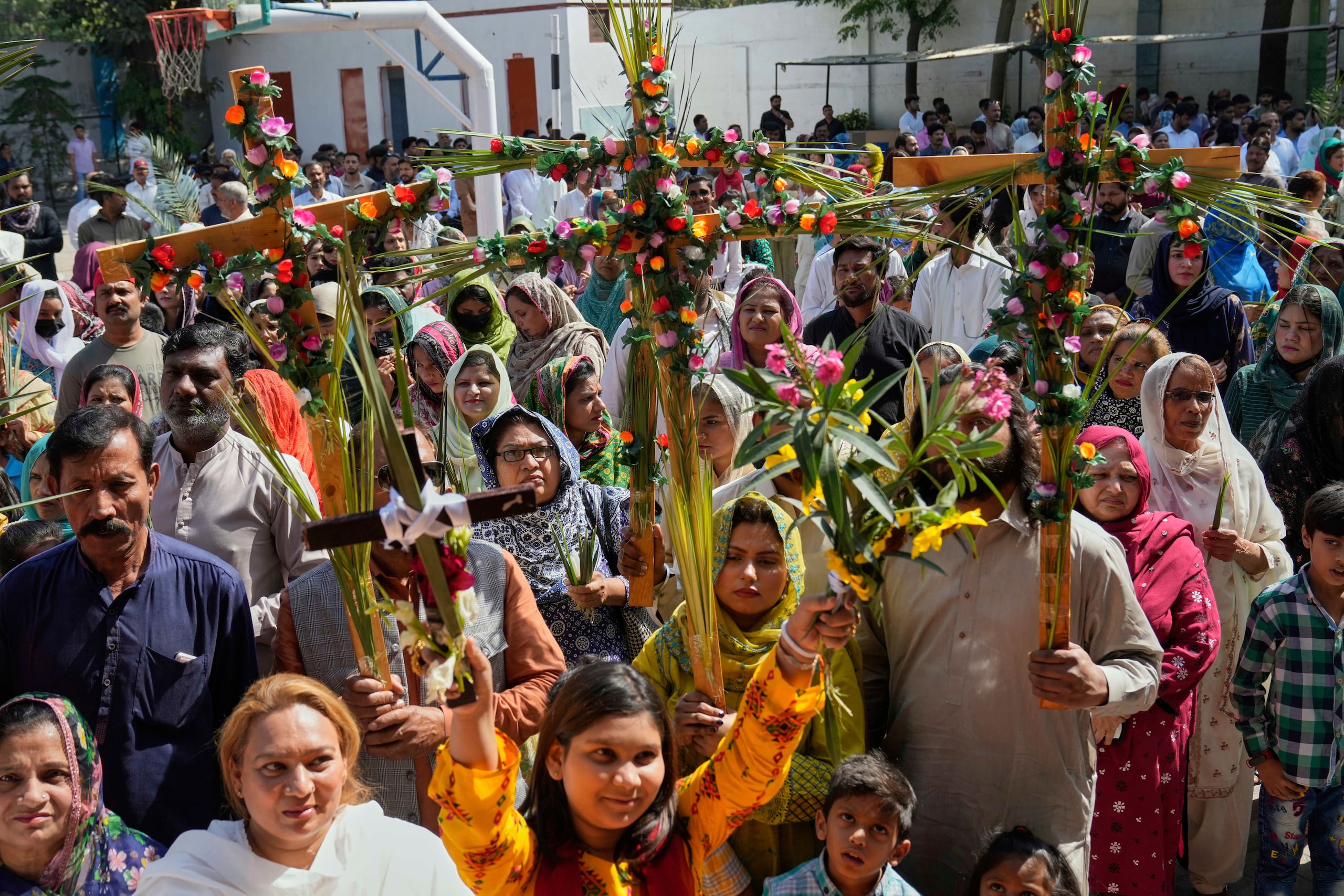 En 2016, un ataque suicida en un parque de Lahore durante el Domingo de Pascua mató a más de 70 personas, incluidos niños.