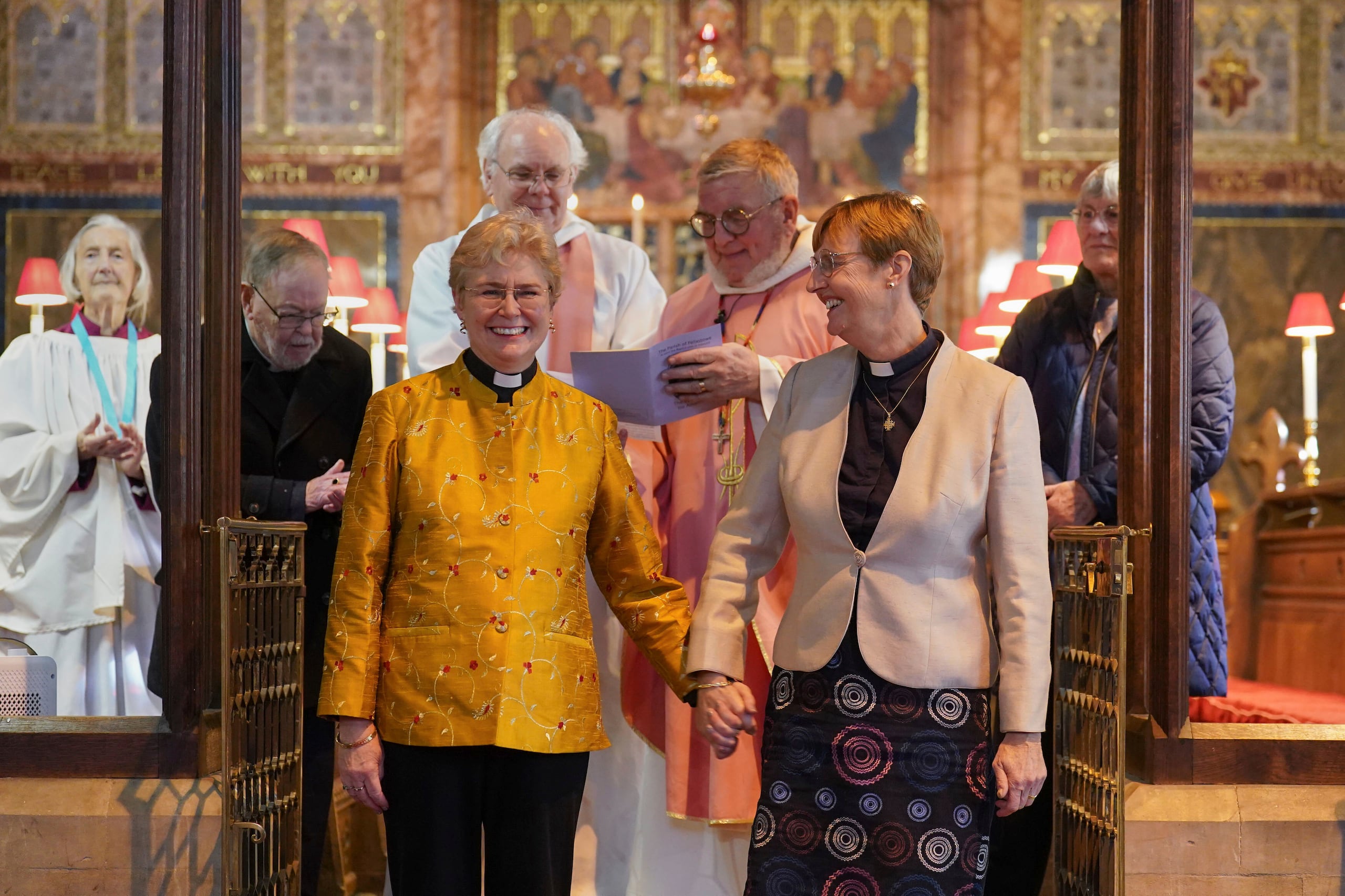 La reverenda Catherine Bond, izquierda, y la reverenda Jane Pearce, después de ser bendecidas como pareja gay, en la Iglesia de San Juan Bautista, en Felixstowe, Inglaterra (Joe Giddens/PA vía AP)