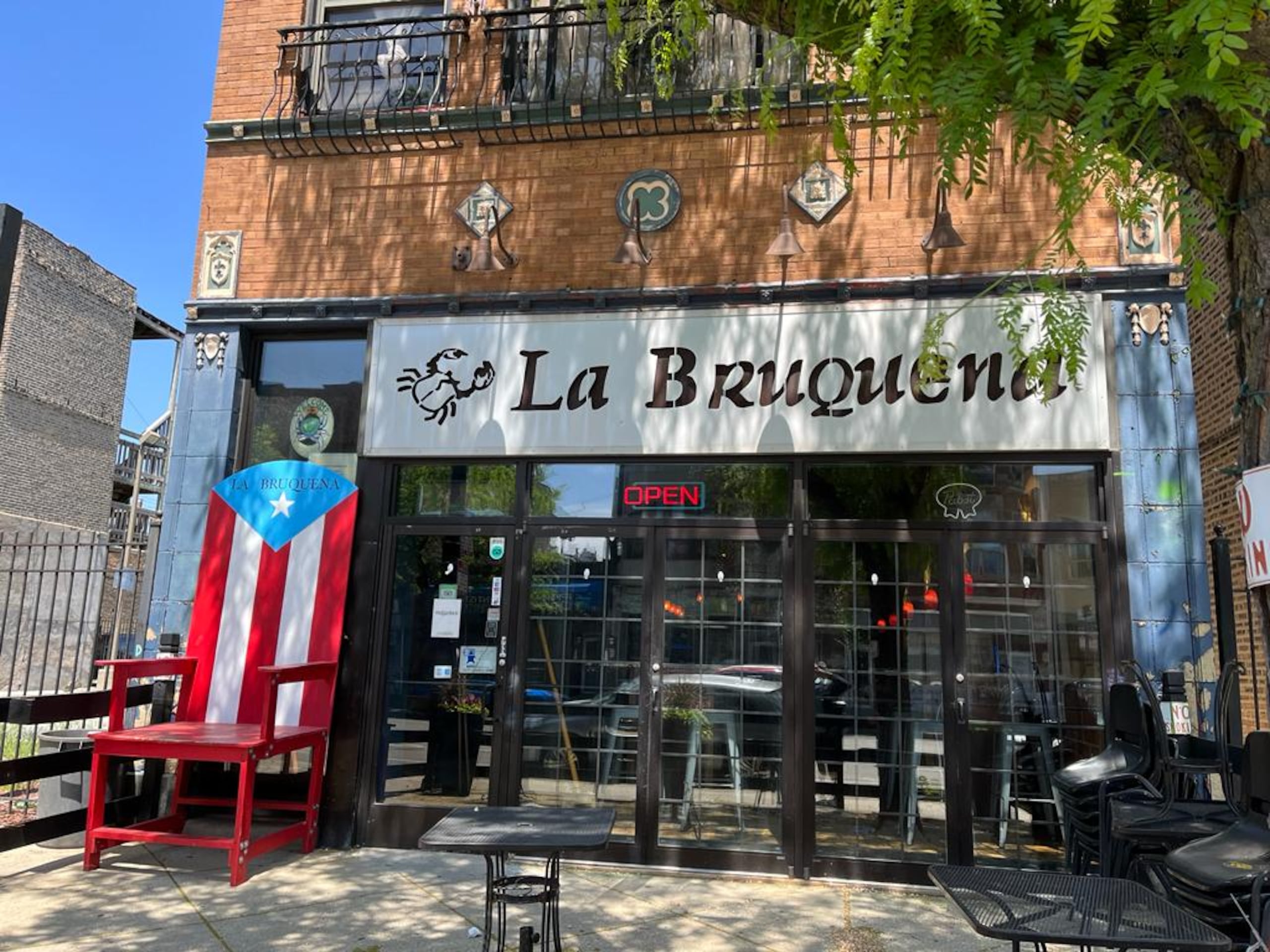 El local es frecuentado por la comunidad, así como por deportistas y artistas de visita en Chicago.