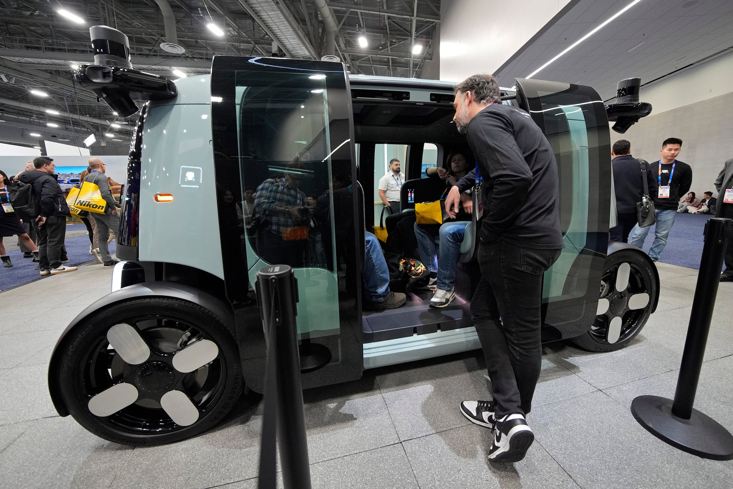 Un vehículo autónomo Zoox en una exhibición en Las Vegas, el 7 de enero del 2025. (AP foto/John Locher)