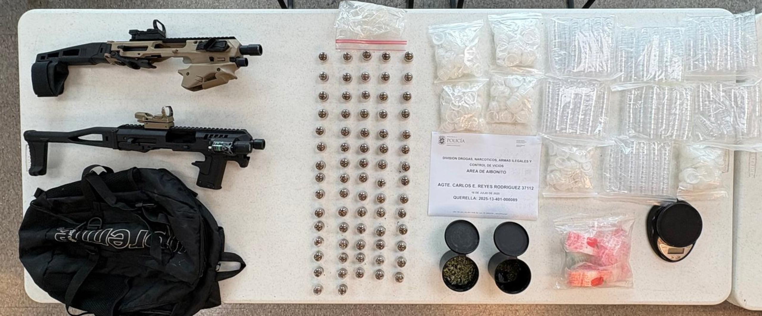 Sustancias controladas y dos accesorios para armas de fuego, que fueron ocupados en un allanamiento en Barranquitas.