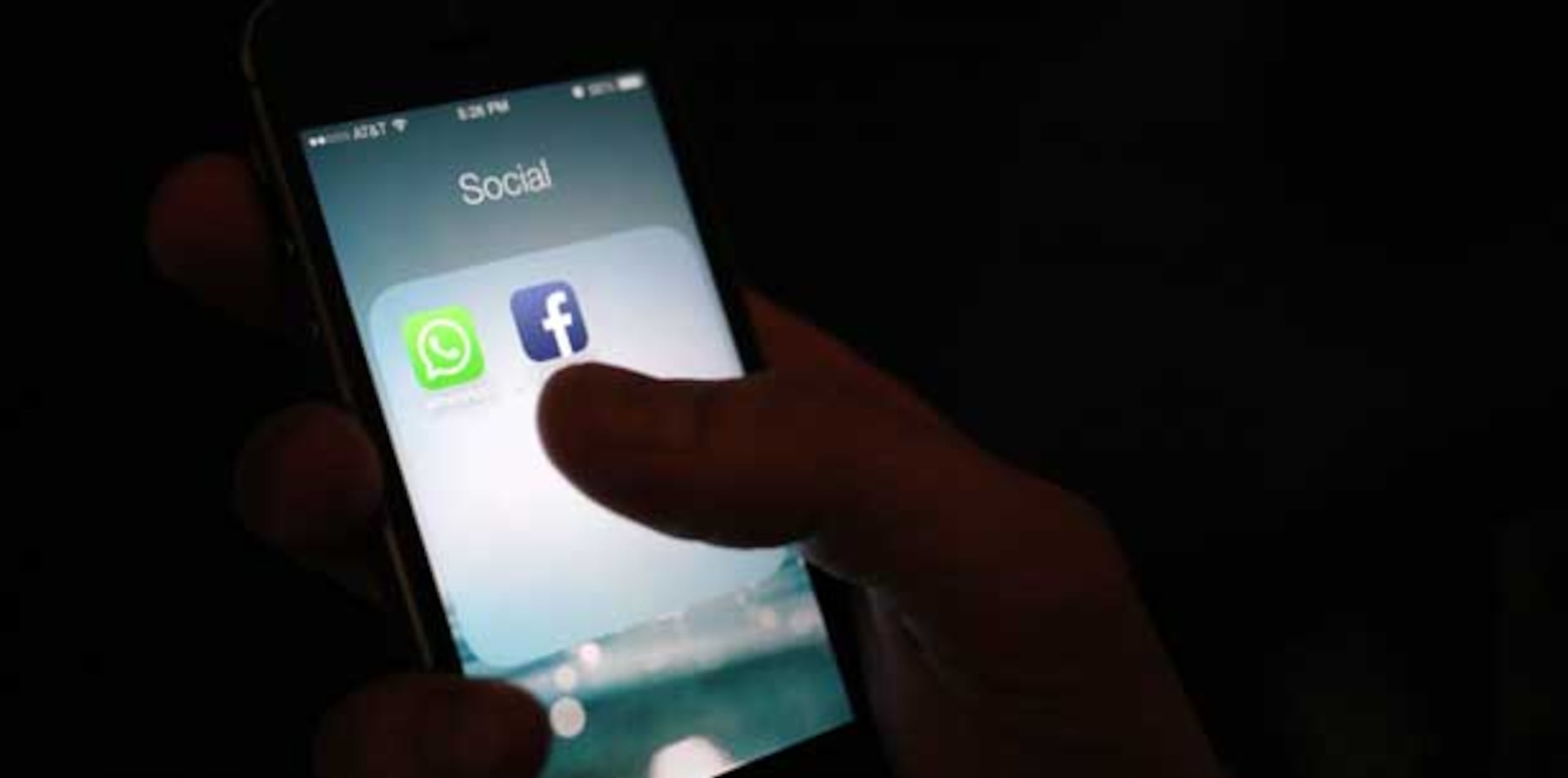 Whatsapp no llegará ni a ordenadores ni a tabletas, ya que Koum considera que el teléfono es el único dispositivo realmente personal y que recibir notificaciones simultáneas por diversos canales es "fastidioso". (Prensa Asociada)