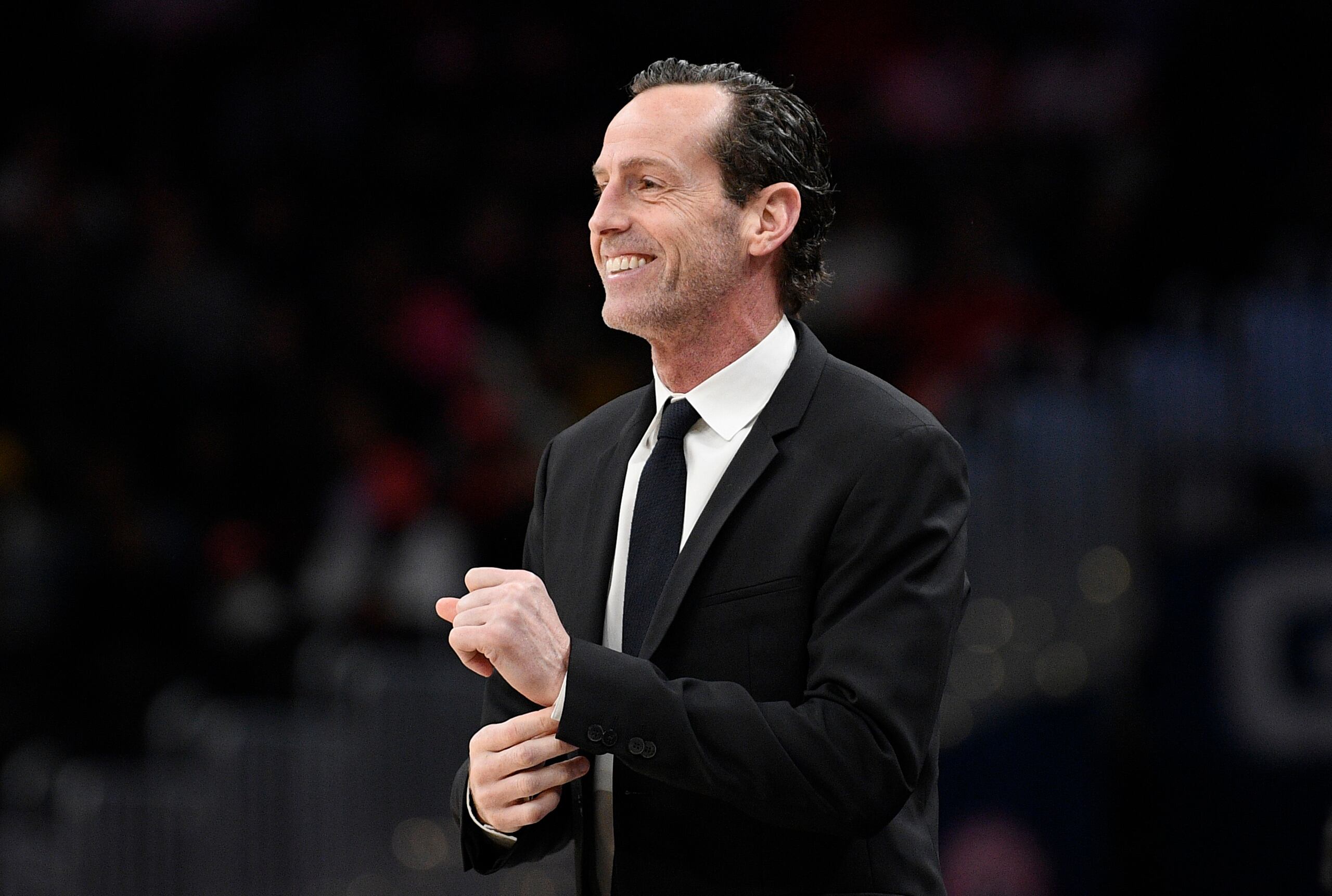 Kenny Atkinson fue dirigente de los Nets durante tres temporadas. Aquí aparece en una foto frente al equipo en el 2020.